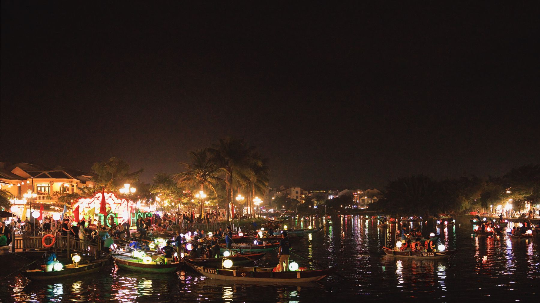展示 Hoi An 古镇繁华河畔庆典的活力夜景。