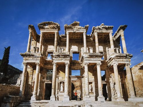 Free Historic facade of the Celsus Library in Ephesus with clear blue sky, showcasing ancient Roman architecture. Stock Photo