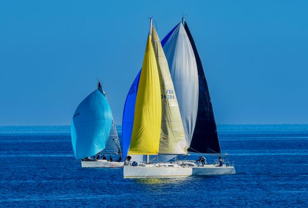 Sailing boats crossing a start line — photo by Eric Planet Olympus on Pexels