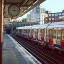 日出时，城市火车站的铁轨上停着一列火车