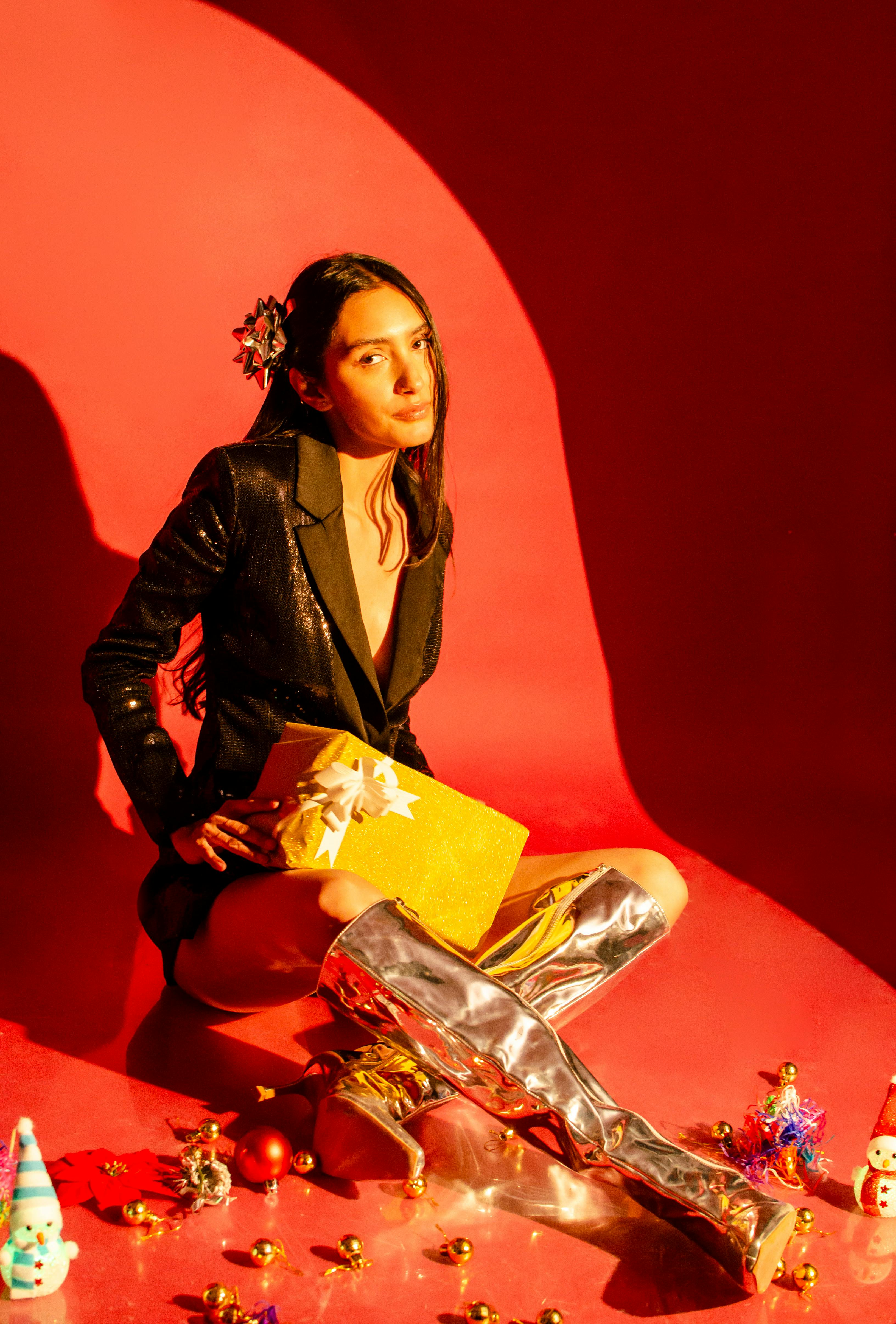 Gratis Elegante retrato con temática navideña con botas plateadas y decoraciones festivas. Foto de stock