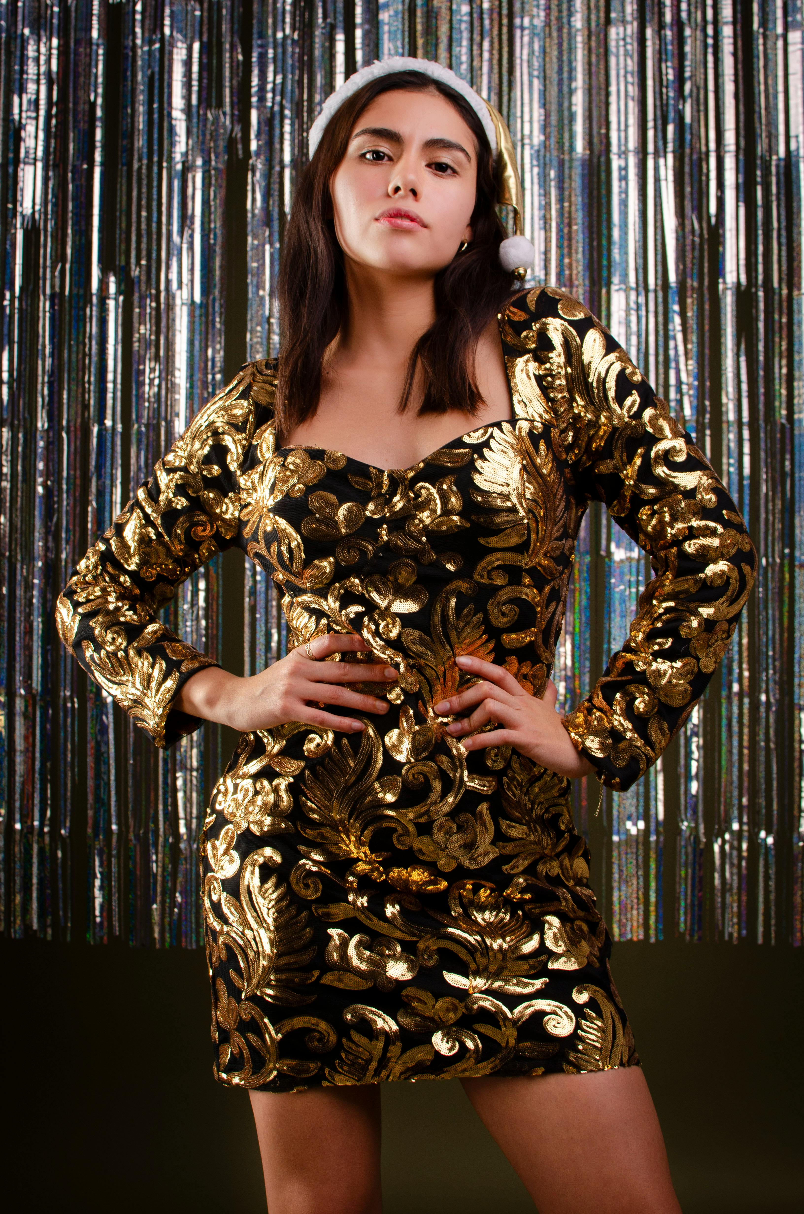 De franc Elegant Retrat De Vacances De Dona Amb Vestit Daurat Foto d'estoc