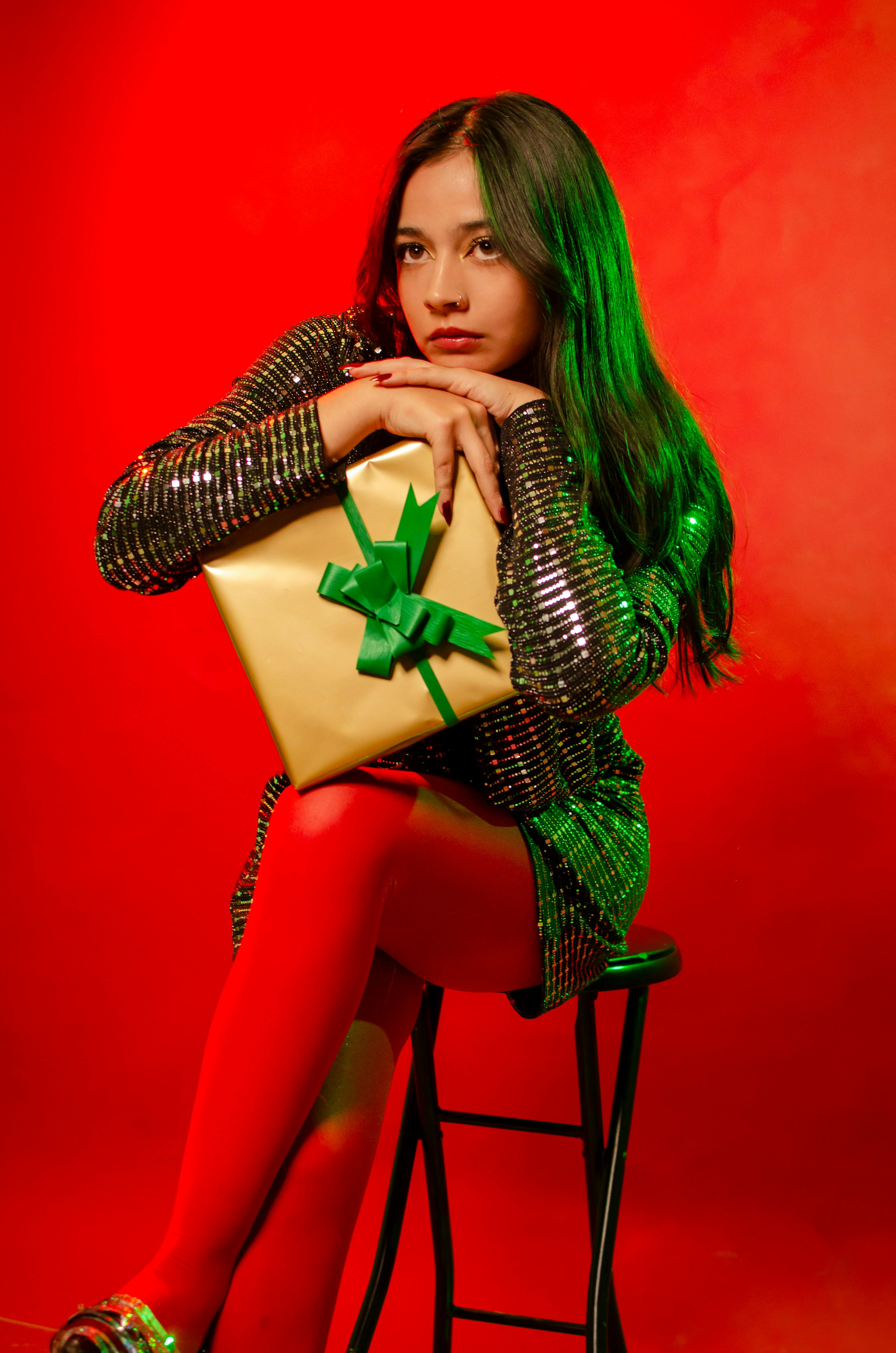 grátis Retrato Festivo De Mulher Segurando Um Presente Em Vermelho E Dourado Foto profissional