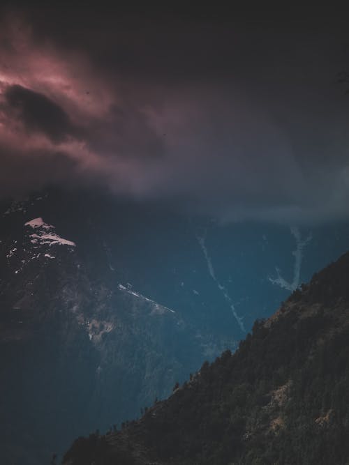 бесплатная Горы под темным небом Стоковое фото