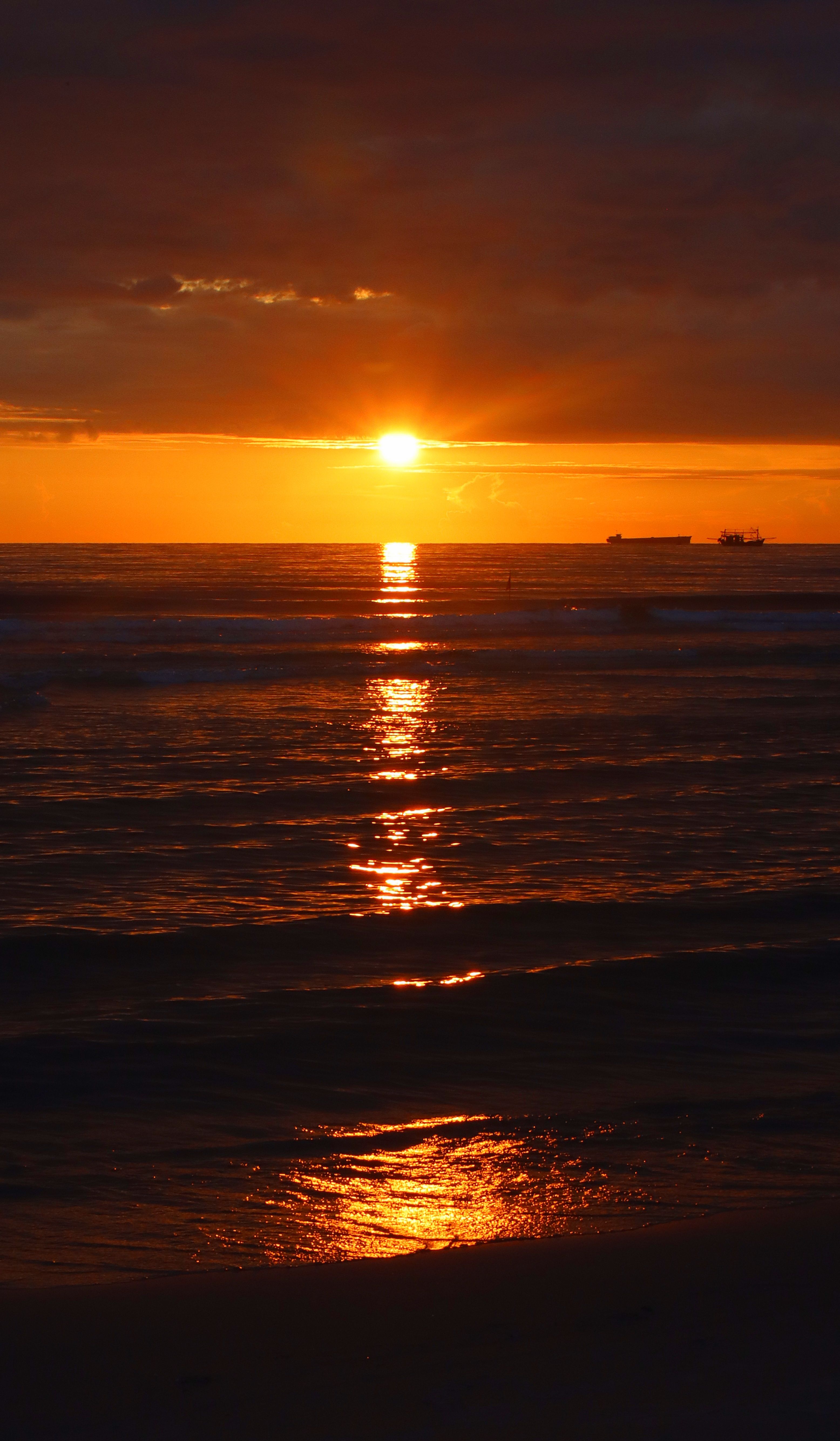 Stunning Ocean Sunset with Vibrant Colors · Free Stock Photo