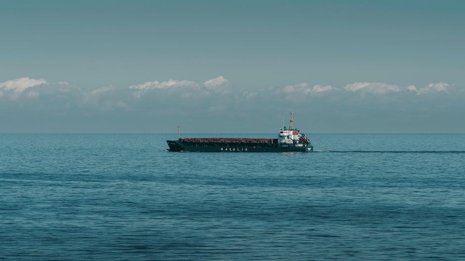Nicușor Dan, alertă națională: navă cu GPL în flăcări la 26 km de Sfântu Gheorghe