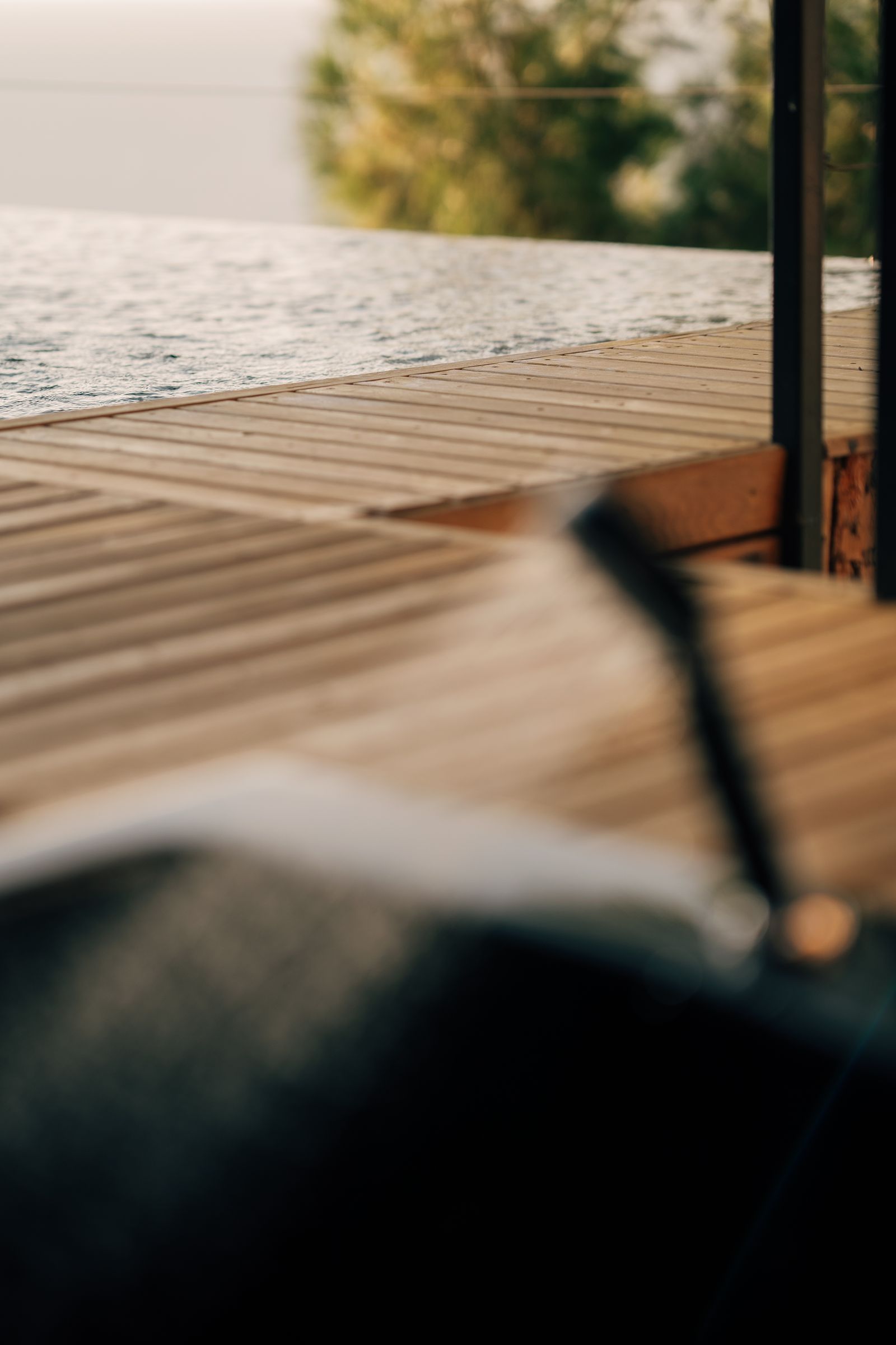 Lames claires en gros plan au bord d’une piscine