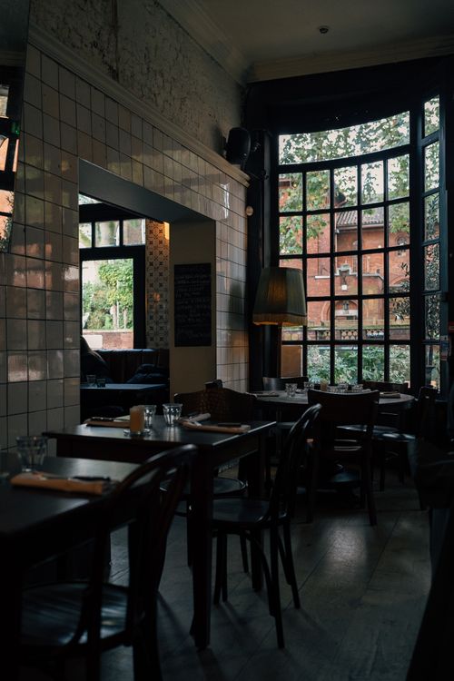 Free A cozy cafe in London, England, featuring large windows and autumn ambiance. Ideal for travel and lifestyle themes. Stock Photo