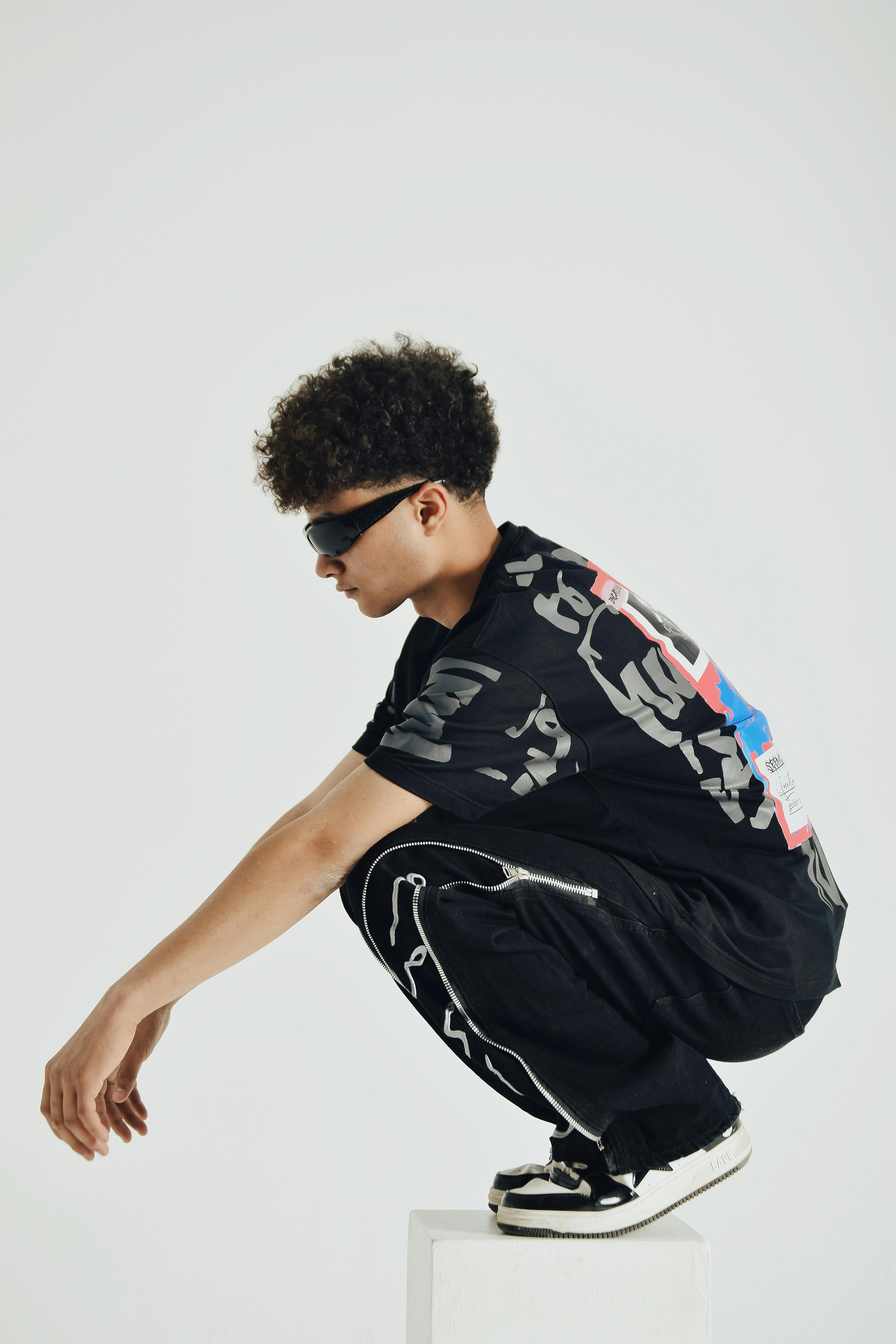 De franc Model masculí de moda amb una postura a la gatzoneta de moda urbana, posant èmfasi en un estil contemporani. Foto d'estoc