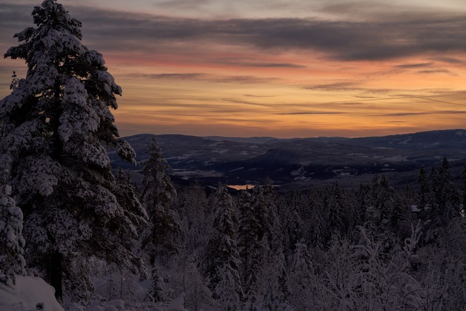 Canvasprint van besneeuwde Noorse bergen bij zonsondergang. Canvasprint van besneeuwde Noorse bergen bij zonsondergang.