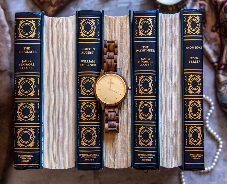 Kostnadsfri bild av armbandsur, flatlay, gamla böcker