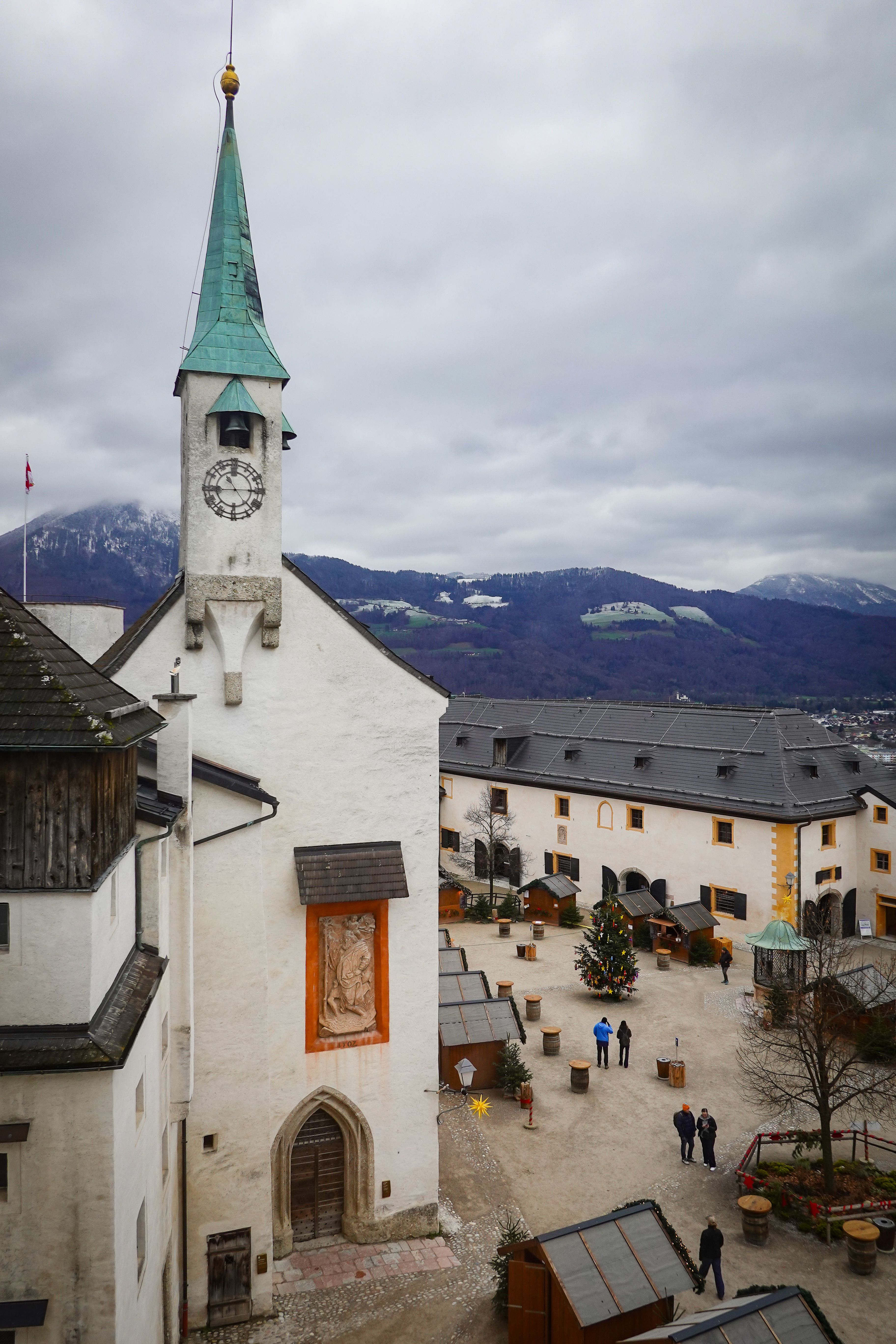 El patio de la fortaleza de Hohensalzburg en invierno