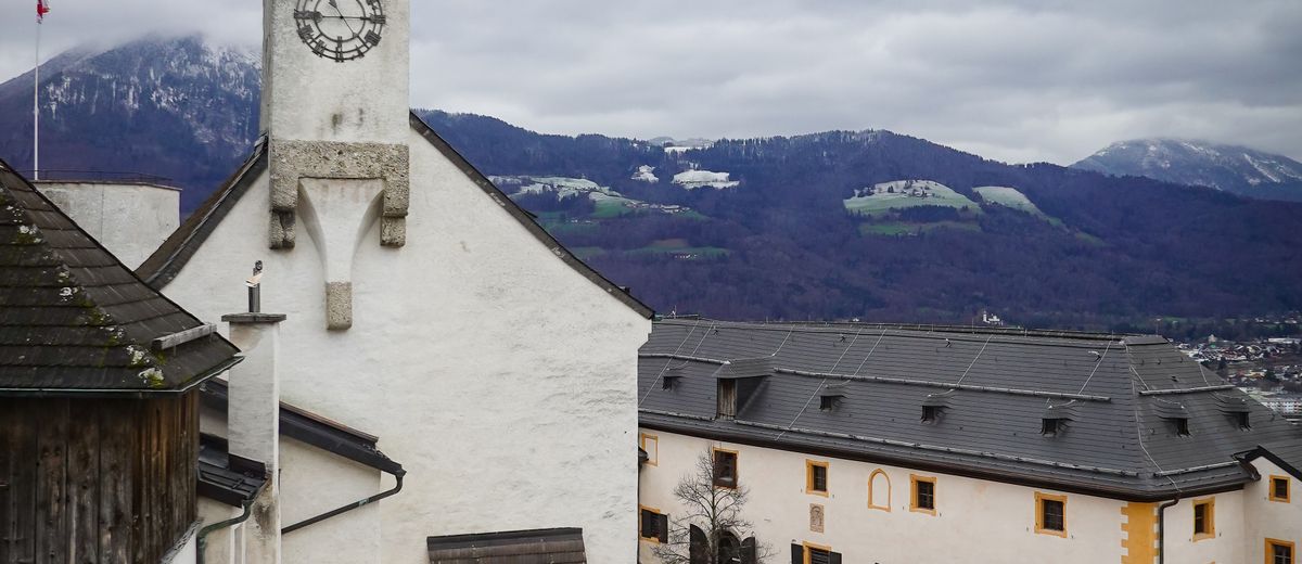 El patio de la fortaleza de Hohensalzburg en invierno