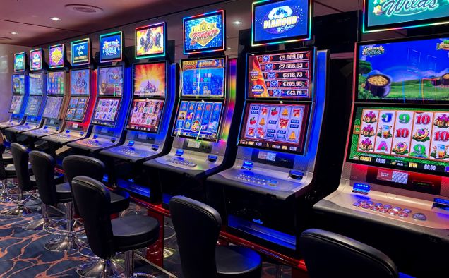 Online Casino: Spielautomaten und Live-Spiele im Überblick