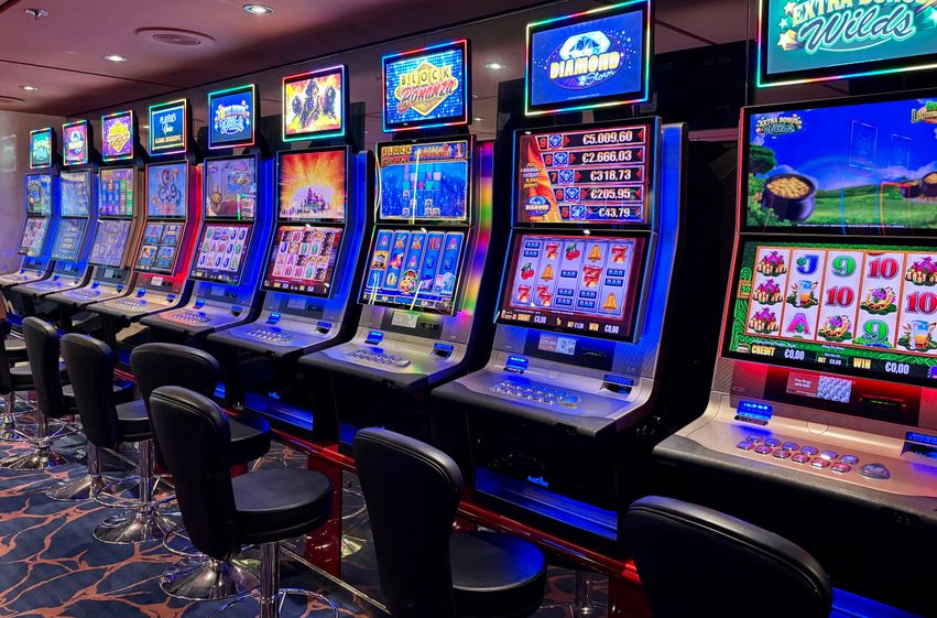 Progressive und feste Jackpot-Slots im Online Casino mit großen Gewinnsymbolen