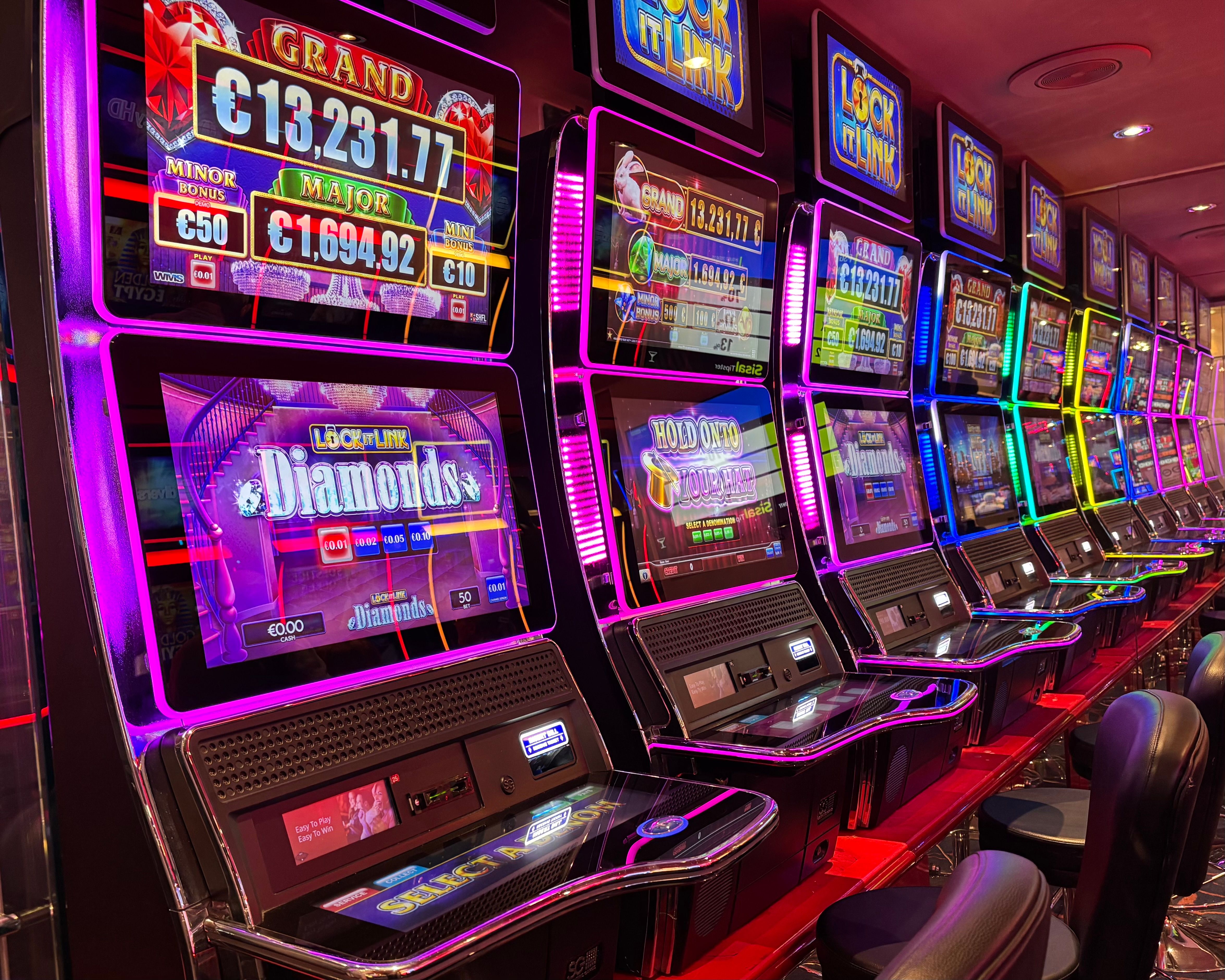 Fila Vibrante Di Slot Machine Nel Casinò · Immagine gratuita