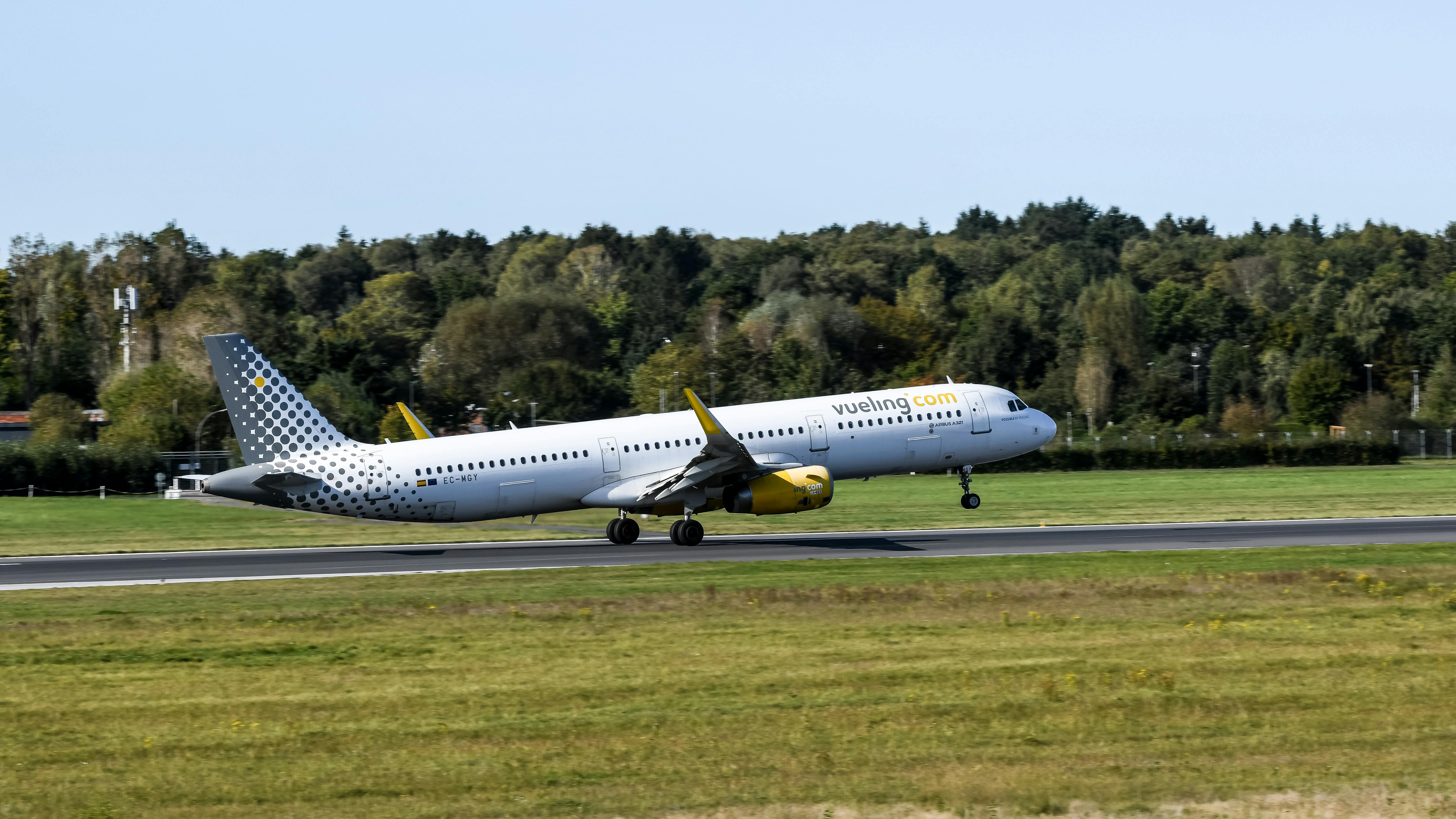 vueling airbus a321 taking off at hamburg airport