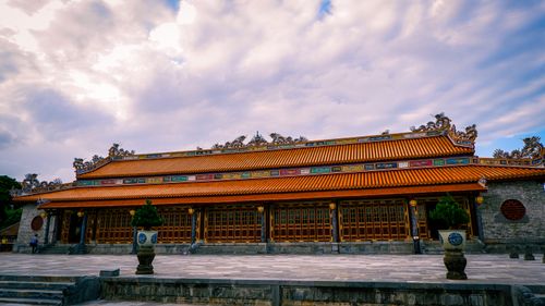 Free Majestic view of an Asian temple with intricate roof and architectural details under a cloudy sky. Stock Photo