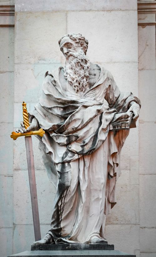Free Elegant marble statue with a sword, showcasing classical artistry and historical design. Stock Photo