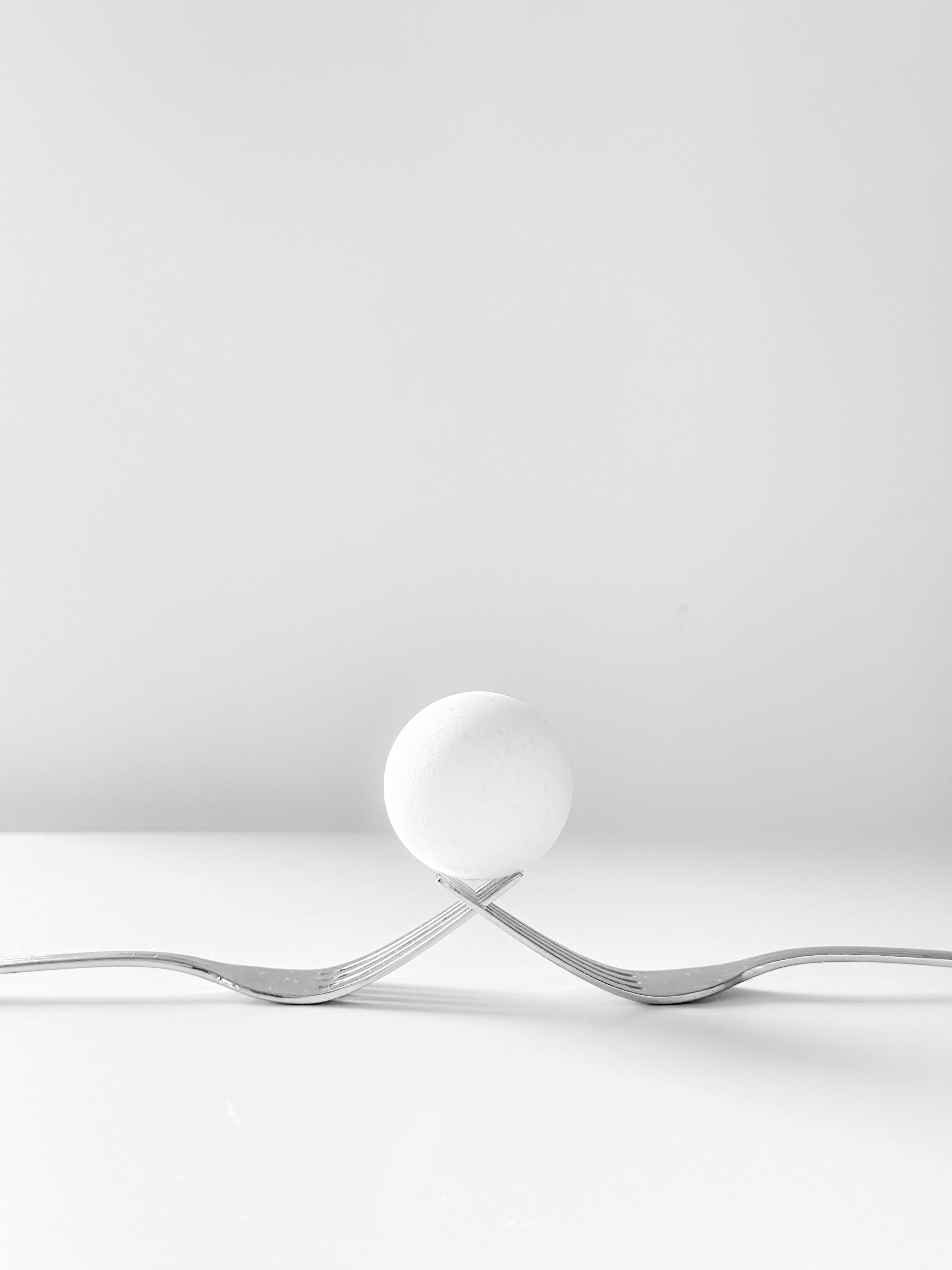 De franc Balanç d'ous a les forquilles en un ambient monocrom minimalista. Foto d'estoc