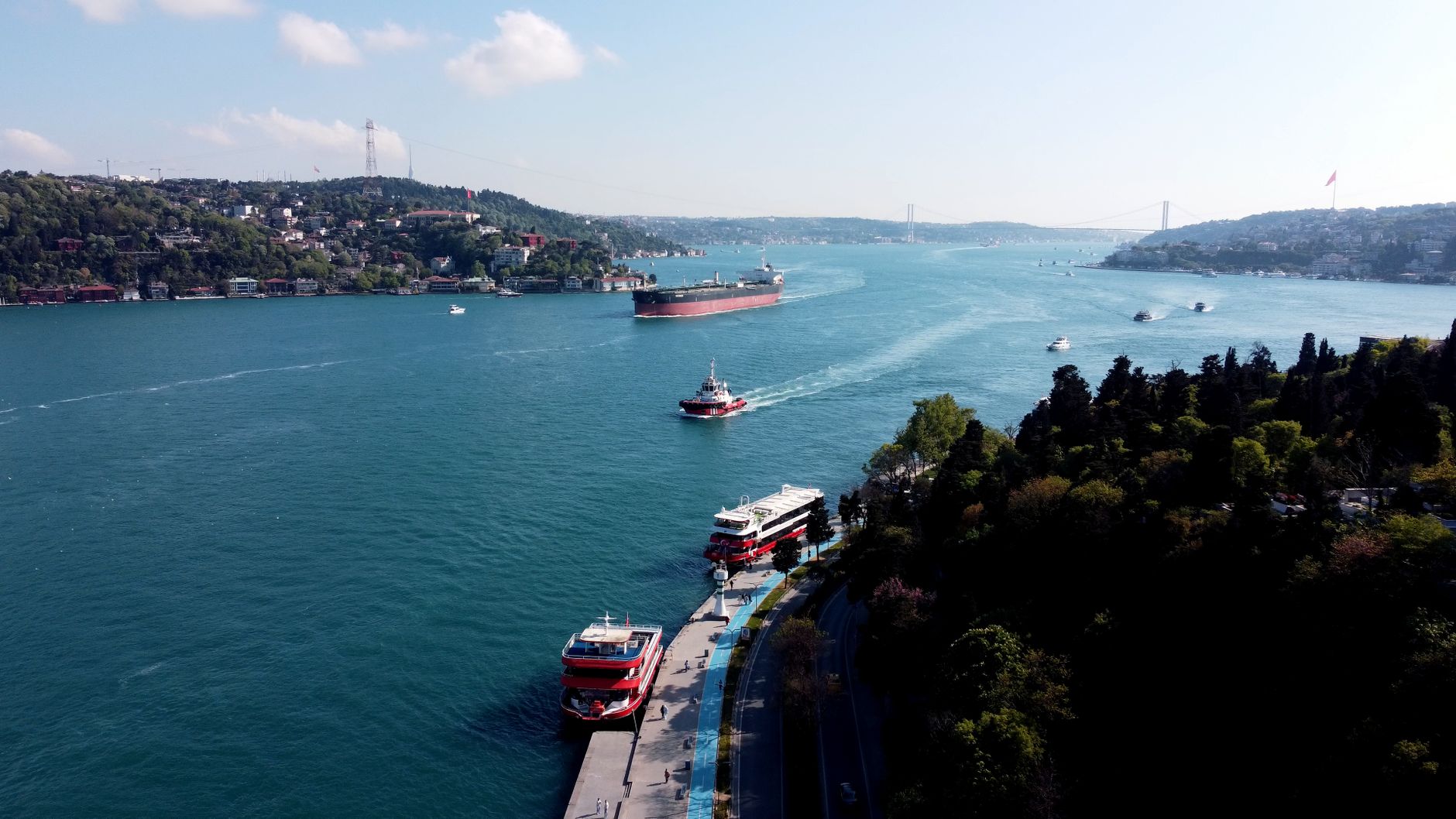 Hürmüz Boğazı'nda petrol tankerleri ve yükselen kar grafiği.