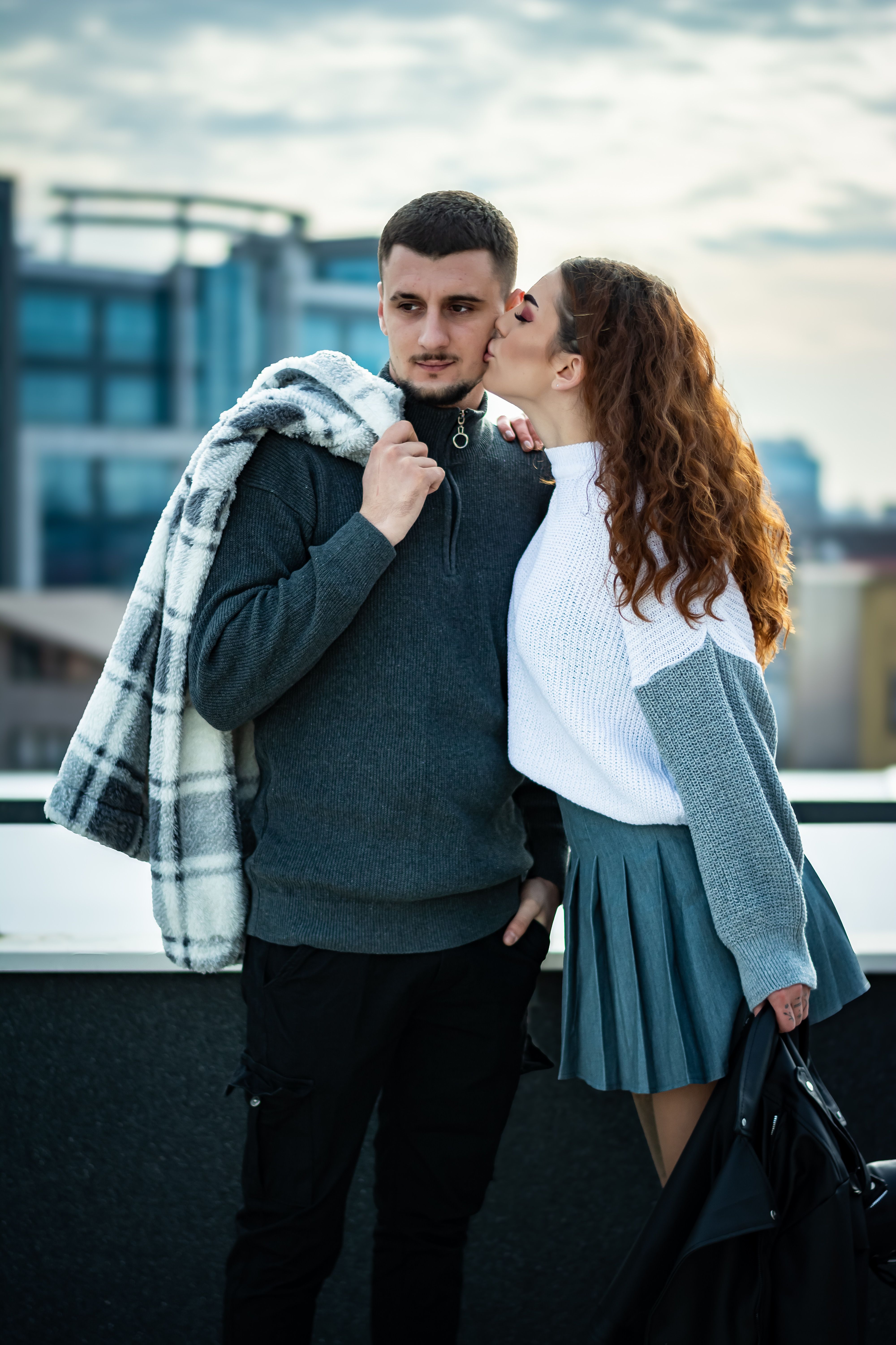 Pareja Romántica Abrazándose En La Azotea De Una Ciudad · Foto de stock ...