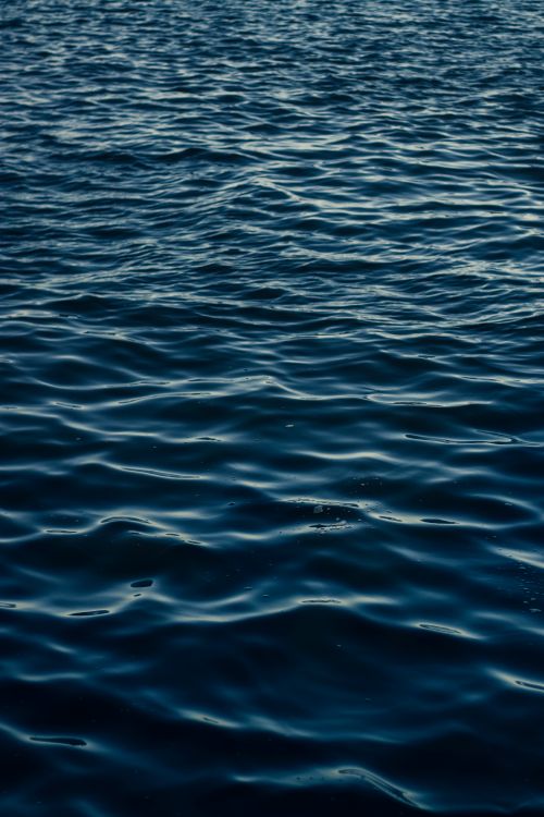 Free Peaceful ocean waves at twilight creating a soothing, serene scene. Stock Photo