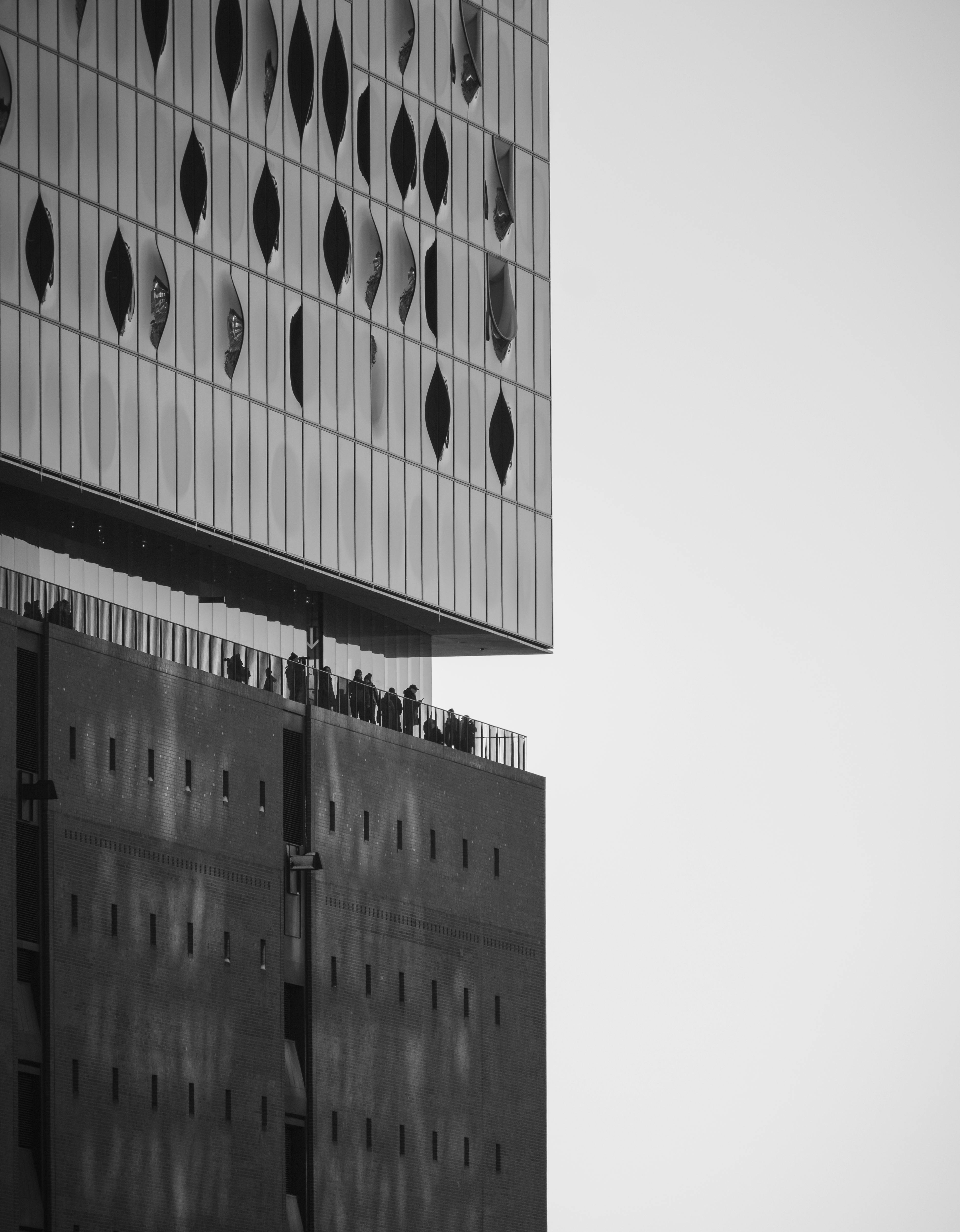 ฟรี ภาพถ่ายขาวดำที่หรูหราของ Elbphilharmonie ในเมืองฮัมบูร์ก ซึ่งแสดงให้เห็นสถาปัตยกรรมอันเป็นเอกลักษณ์ของที่นี่ คลังภาพถ่าย