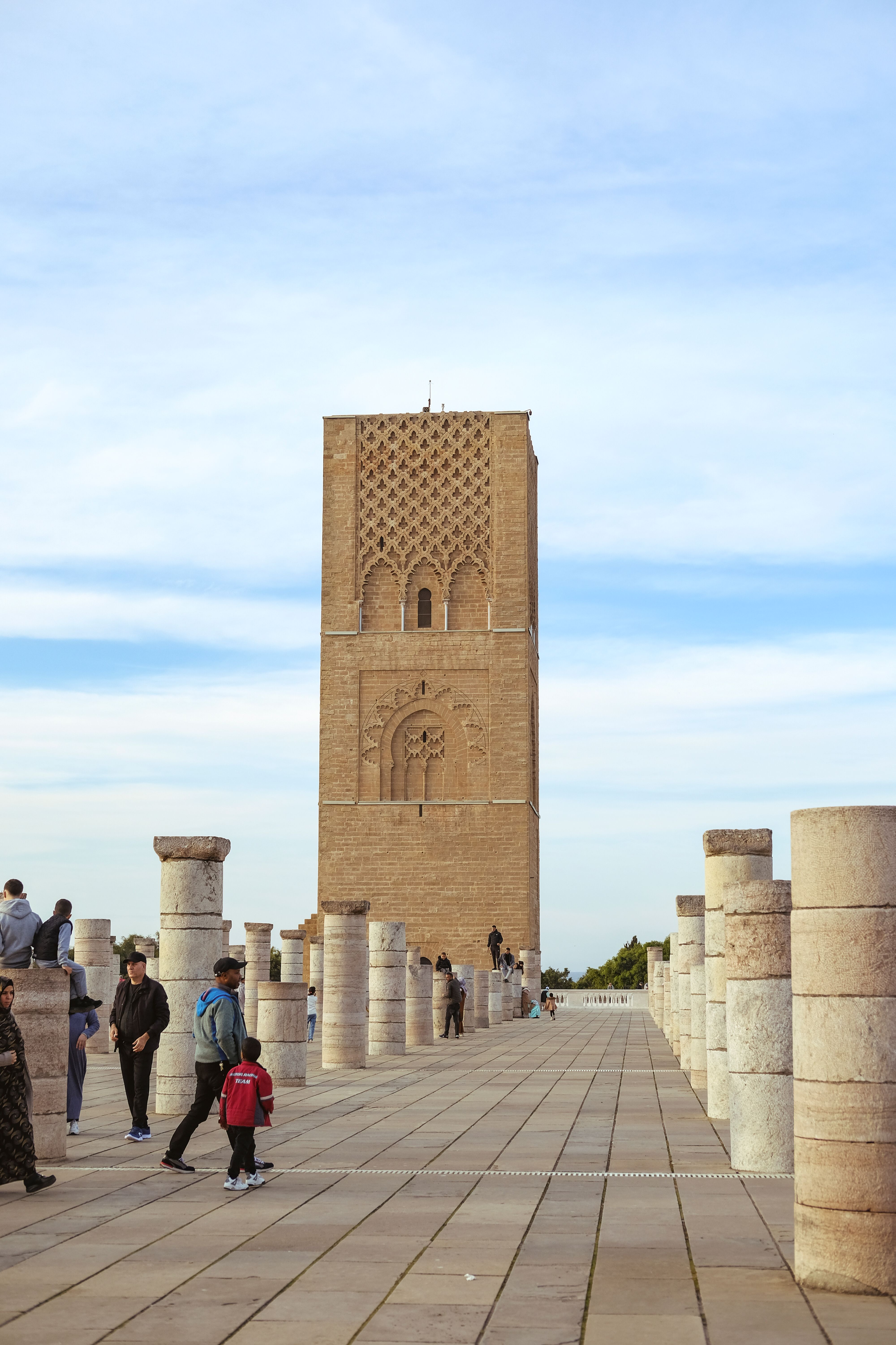 La Tour Hassan Avec Des Touristes à Rabat, Maroc · Photo gratuite