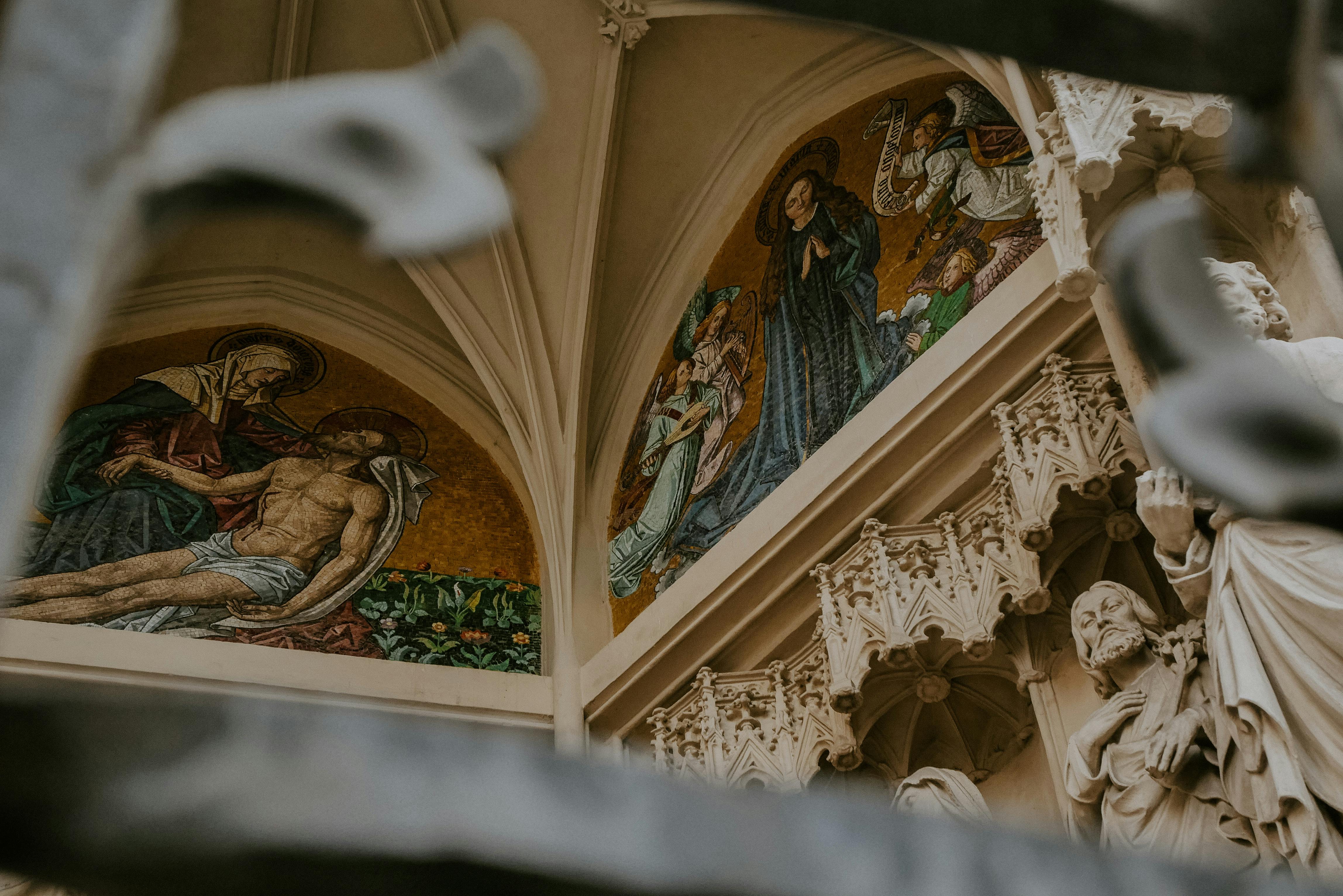 Những bức tranh khảm và tượng tôn giáo phức tạp bên trong một nhà thờ lịch