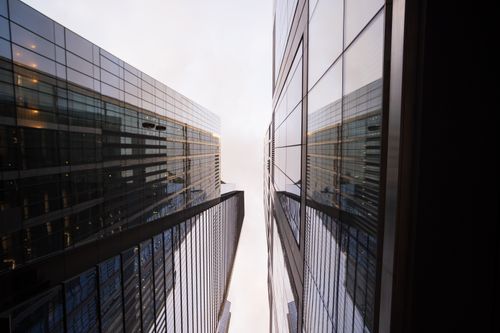 Free Modern skyscrapers reflecting the city skyline, creating a symmetrical urban landscape. Stock Photo