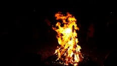 营火炽热，温暖而充满活力的火焰照亮了夜晚