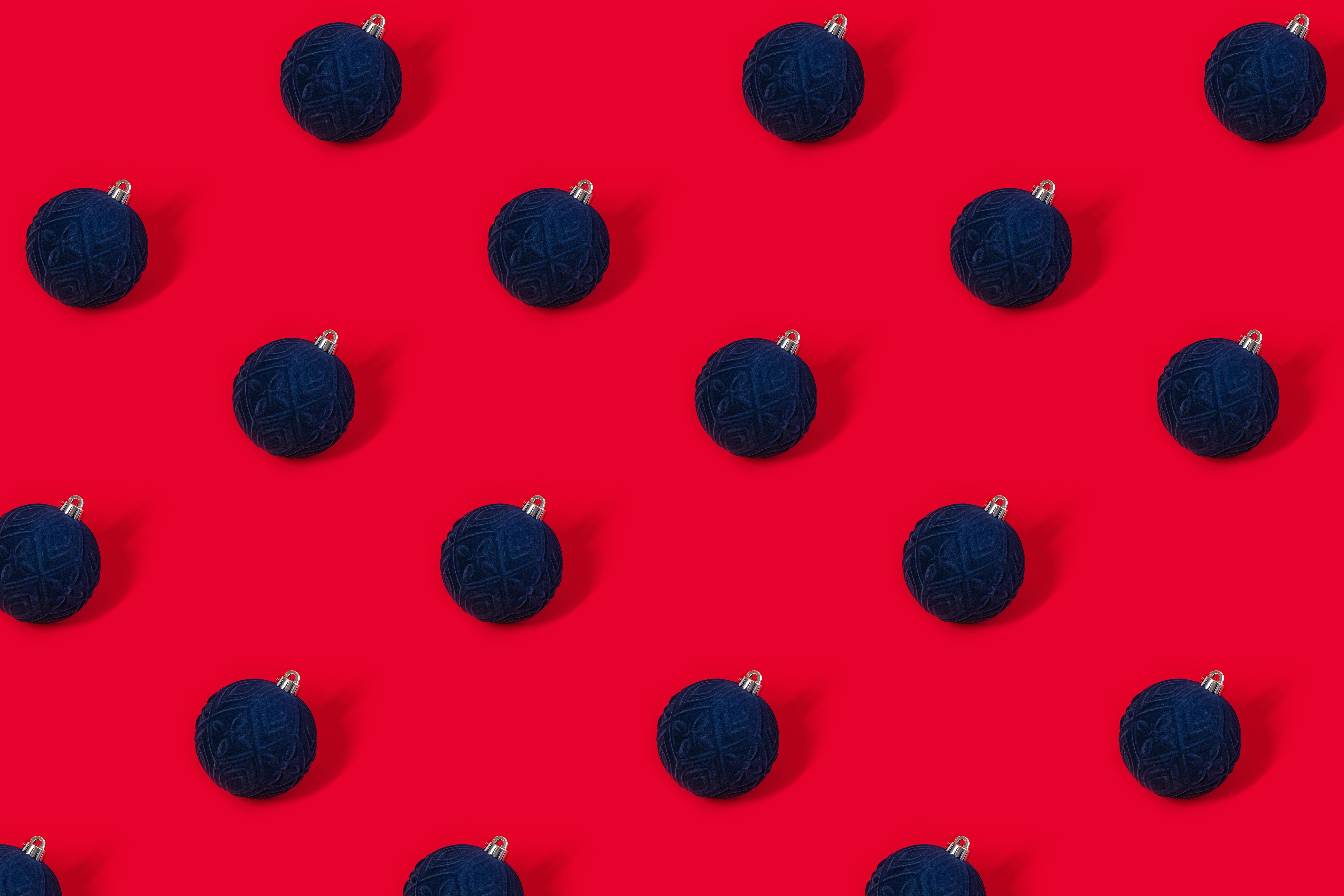 Gratis Stilig blå julepynt arrangert på et levende rødt bakteppe. Perfekt for feriedesign. Arkivbilde