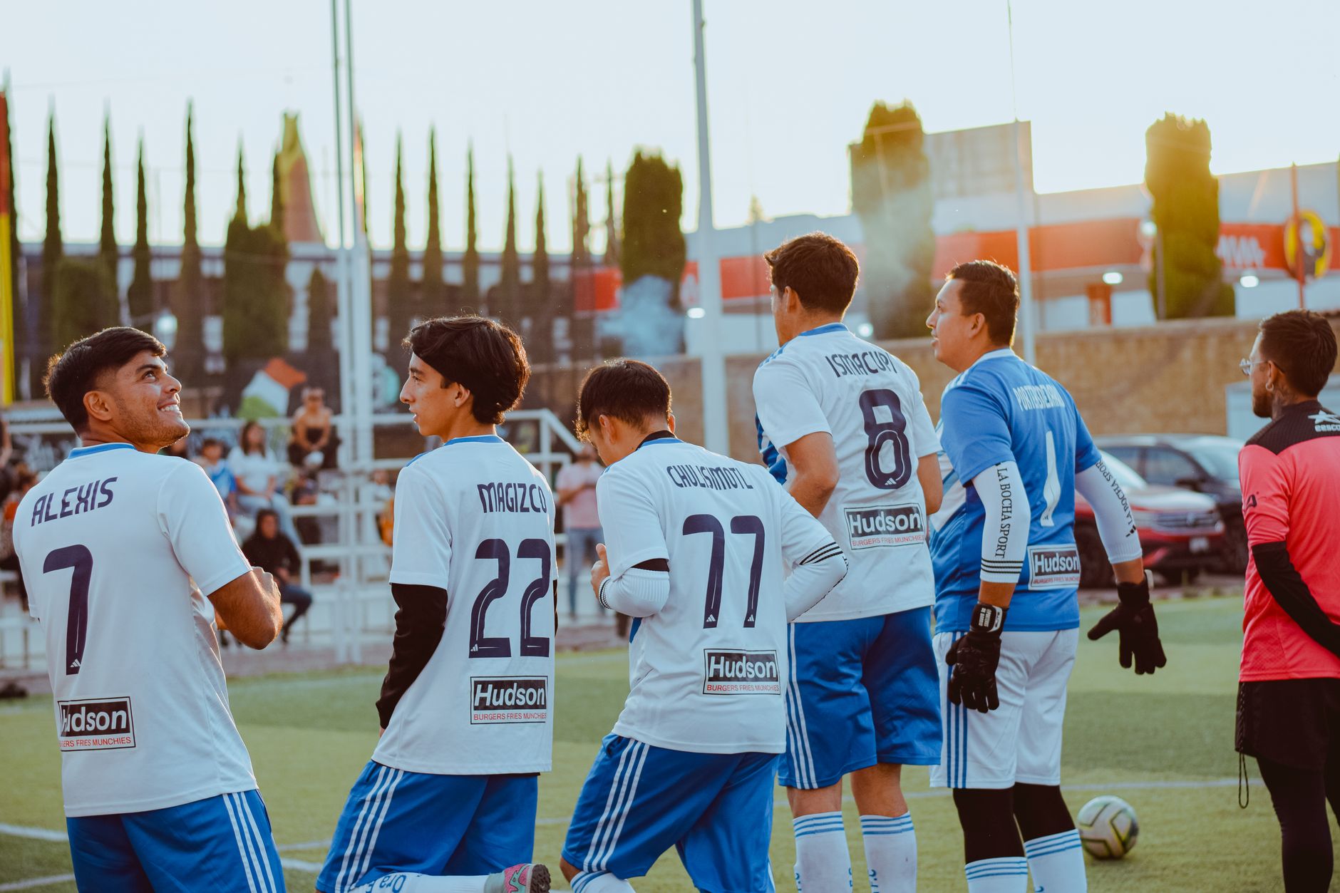 Suporter internasional merayakan Football World Cup di LA Memorial Coliseum, bendera berwarna-warni dan panggung musik menyala