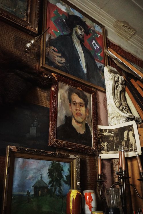 Free A captivating vintage art collection with eclectic portraits and antique frames. Stock Photo