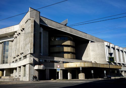 Free A distinct brutalist building with striking angular design against a bright blue sky. Stock Photo