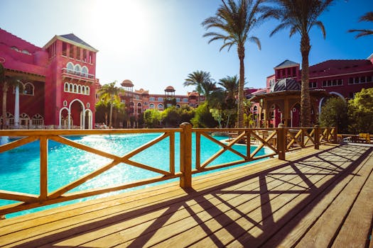 这座令人惊叹的热带度假村拥有豪华的池畔、棕榈树和充满活力的建筑，为您带来极致放松