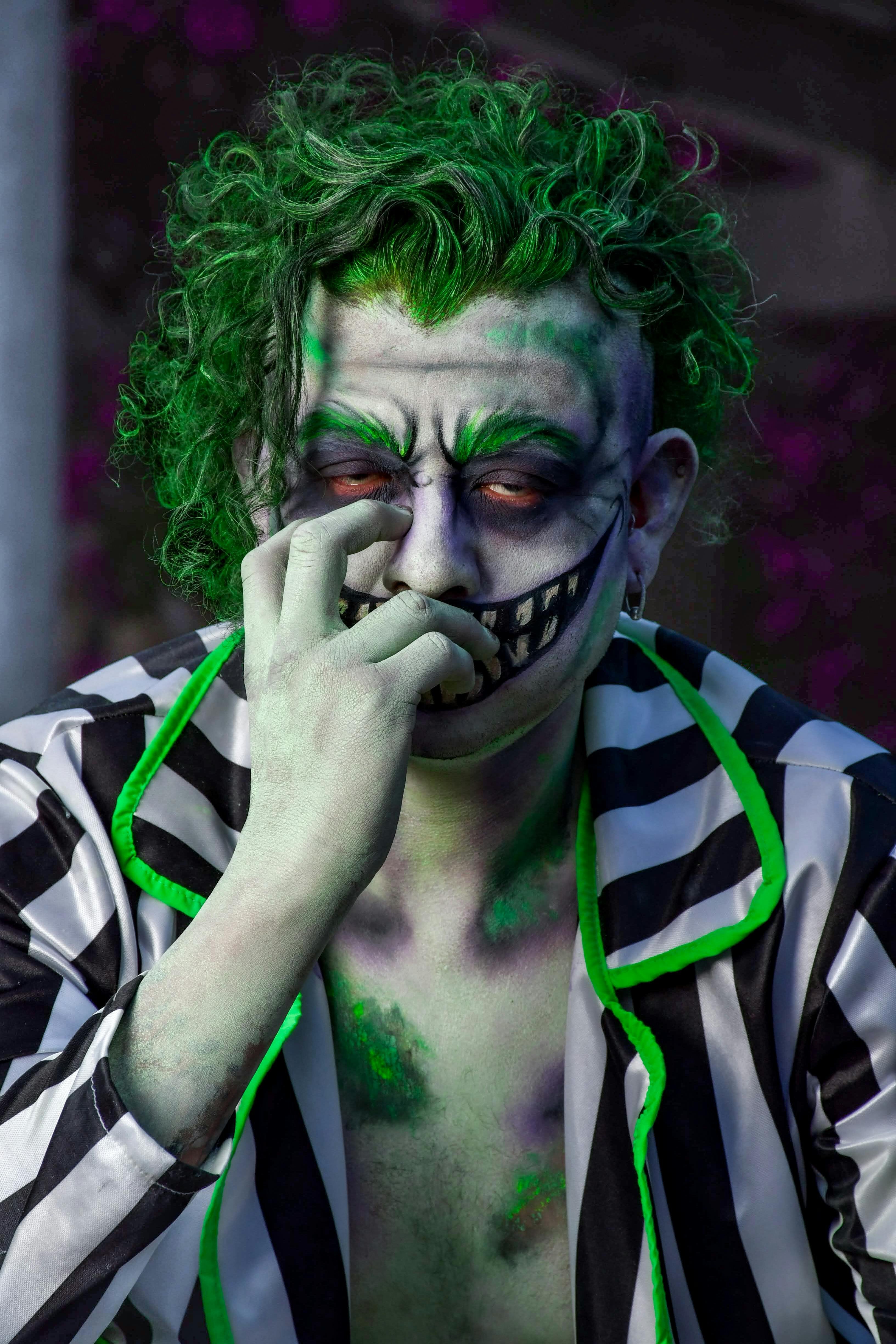 Ücretsiz Çizgili kıyafet ve makyajlı karmaşık yeşil saçlı karakter cosplay'i. Cadılar Bayramı ilhamı için mükemmel. Stok Fotoğraflar