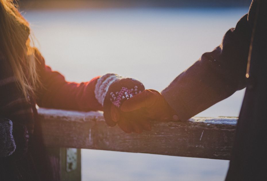 Online dating: starting a conversation on a niche platform