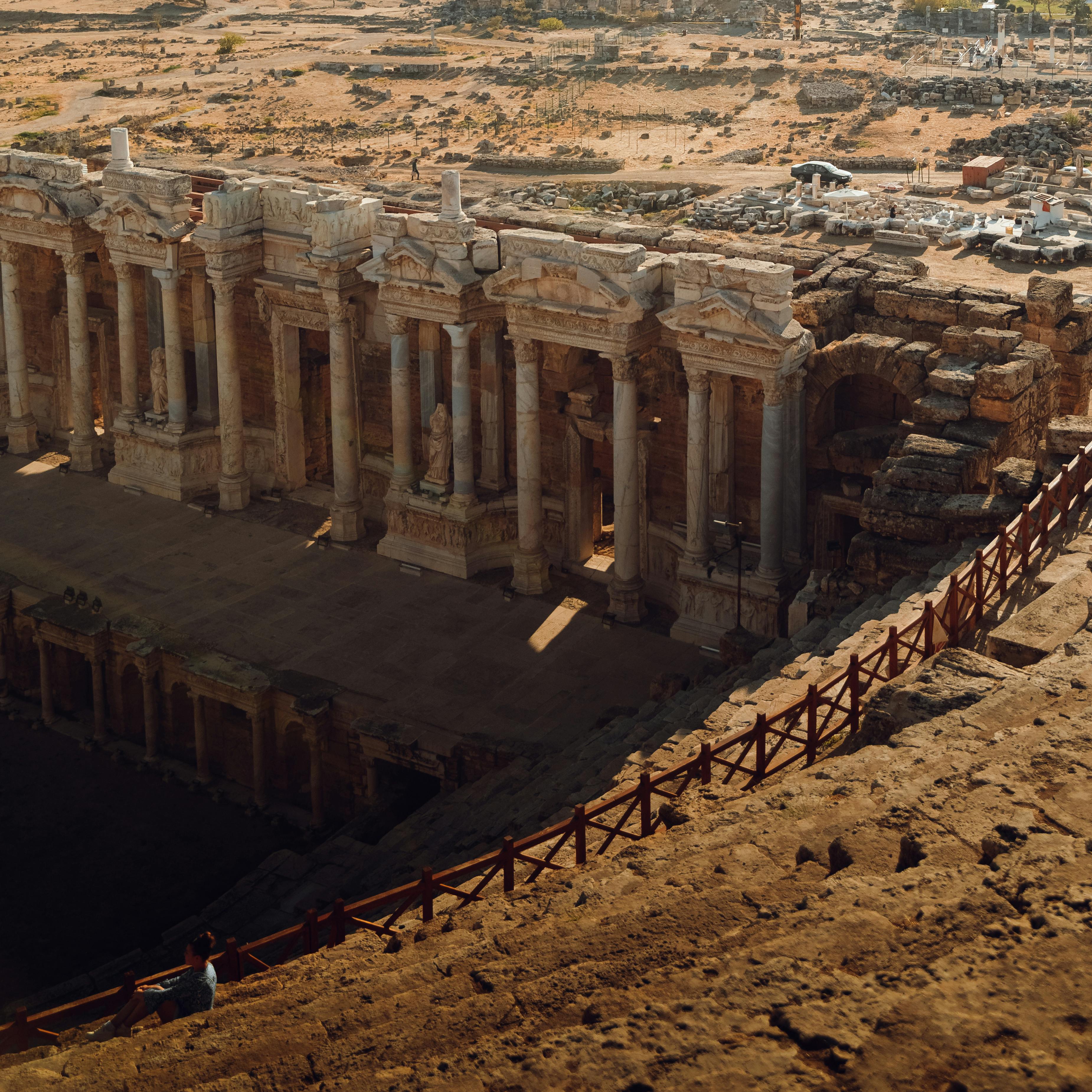 Ücretsiz Türkiye'de Hierapolis'te bulunan antik tiyatro kalıntılarının güneşin altında muhteşem manzarası. Stok Fotoğraflar