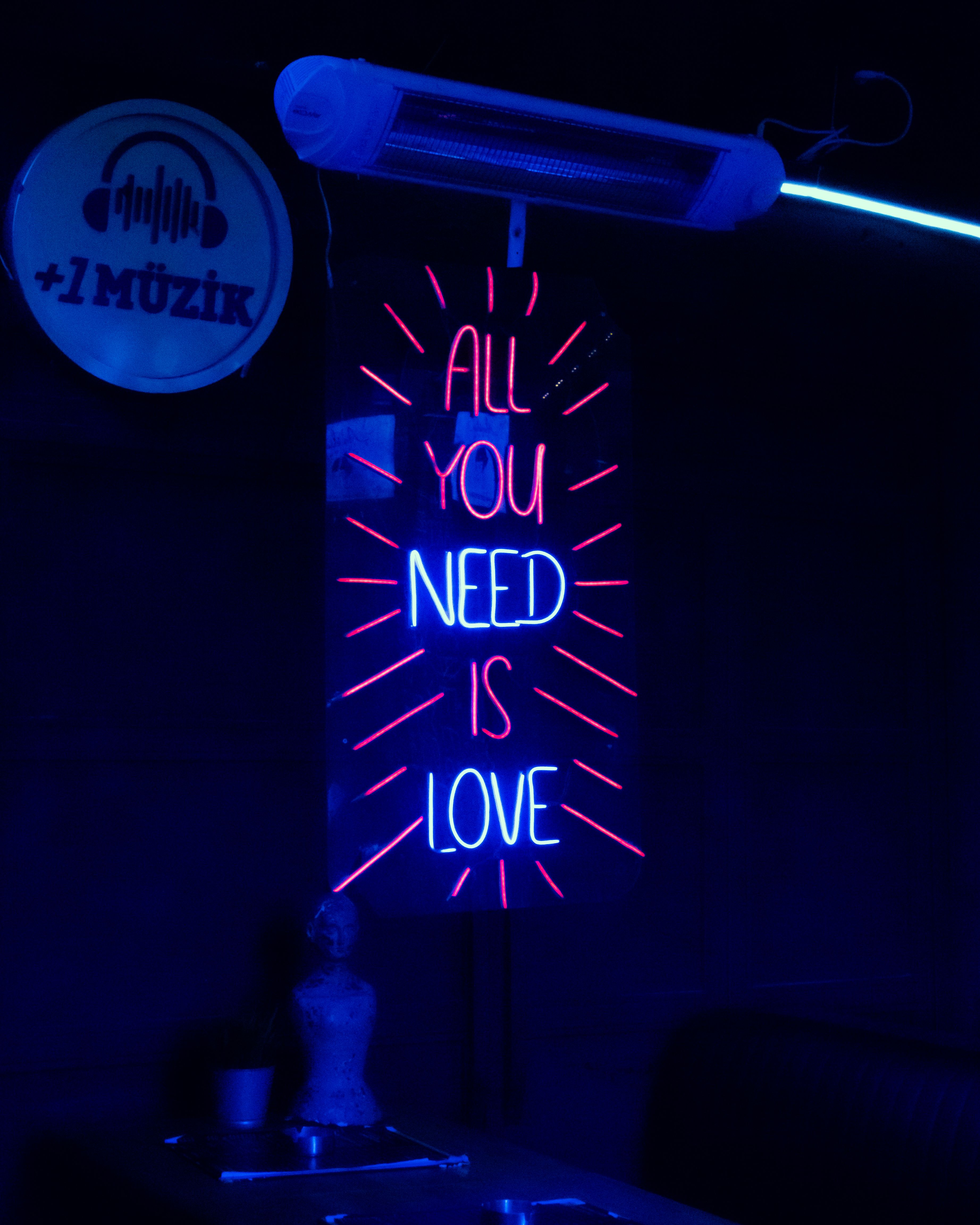Gratis Neonskilt med teksten 'All You Need Is Love' i en Istanbul-bar. Levende nattelivsstemning. Lagerfoto