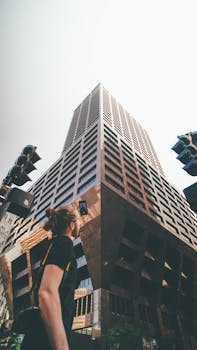 市中心，行人视角下的现代摩天大楼低角度视图