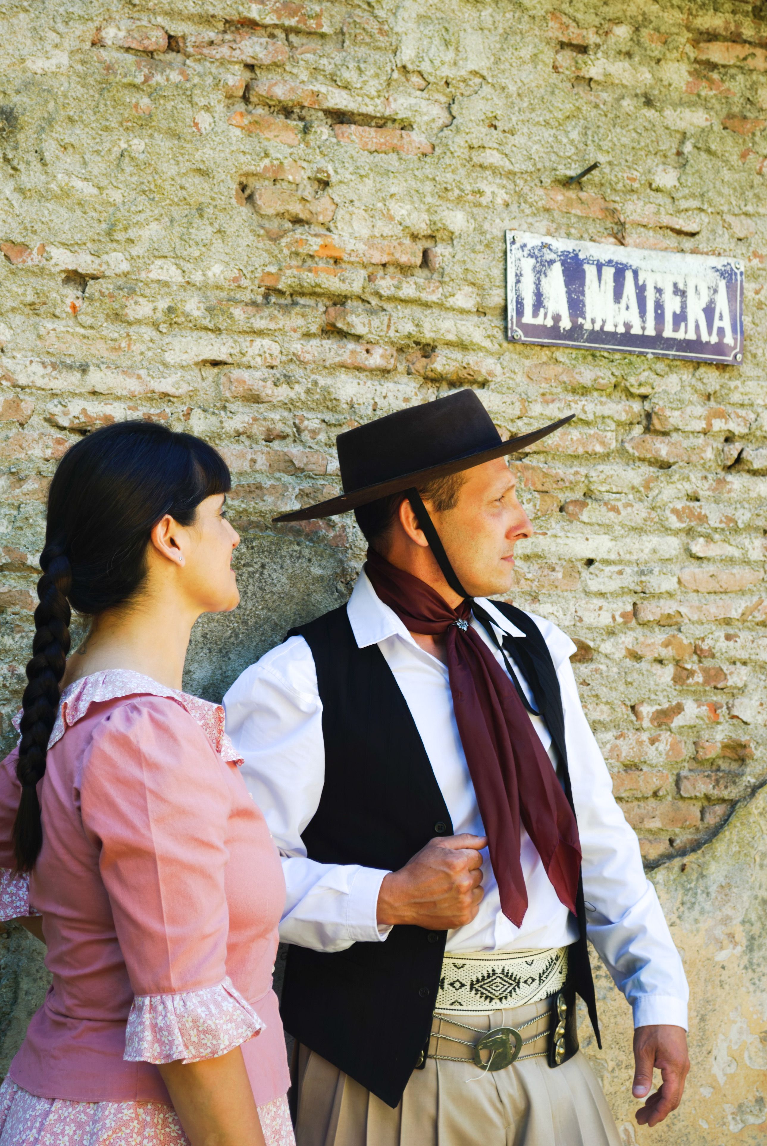 pareja-tradicional-argentina-frente-a-pared-r-stica-foto-de-stock