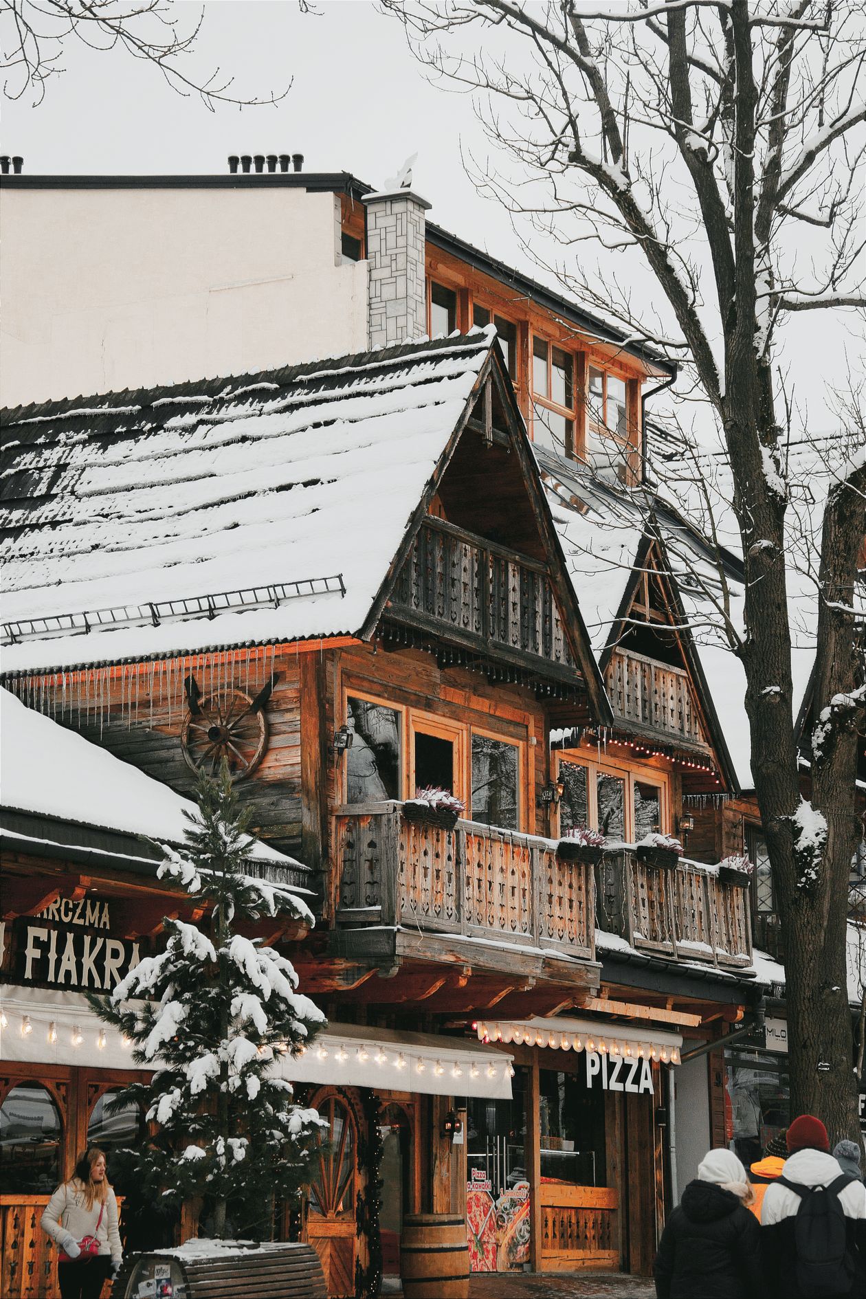 Cazare în Zakopane: restaurant într-o casă din lemn cu balcoane sculptate, în centru