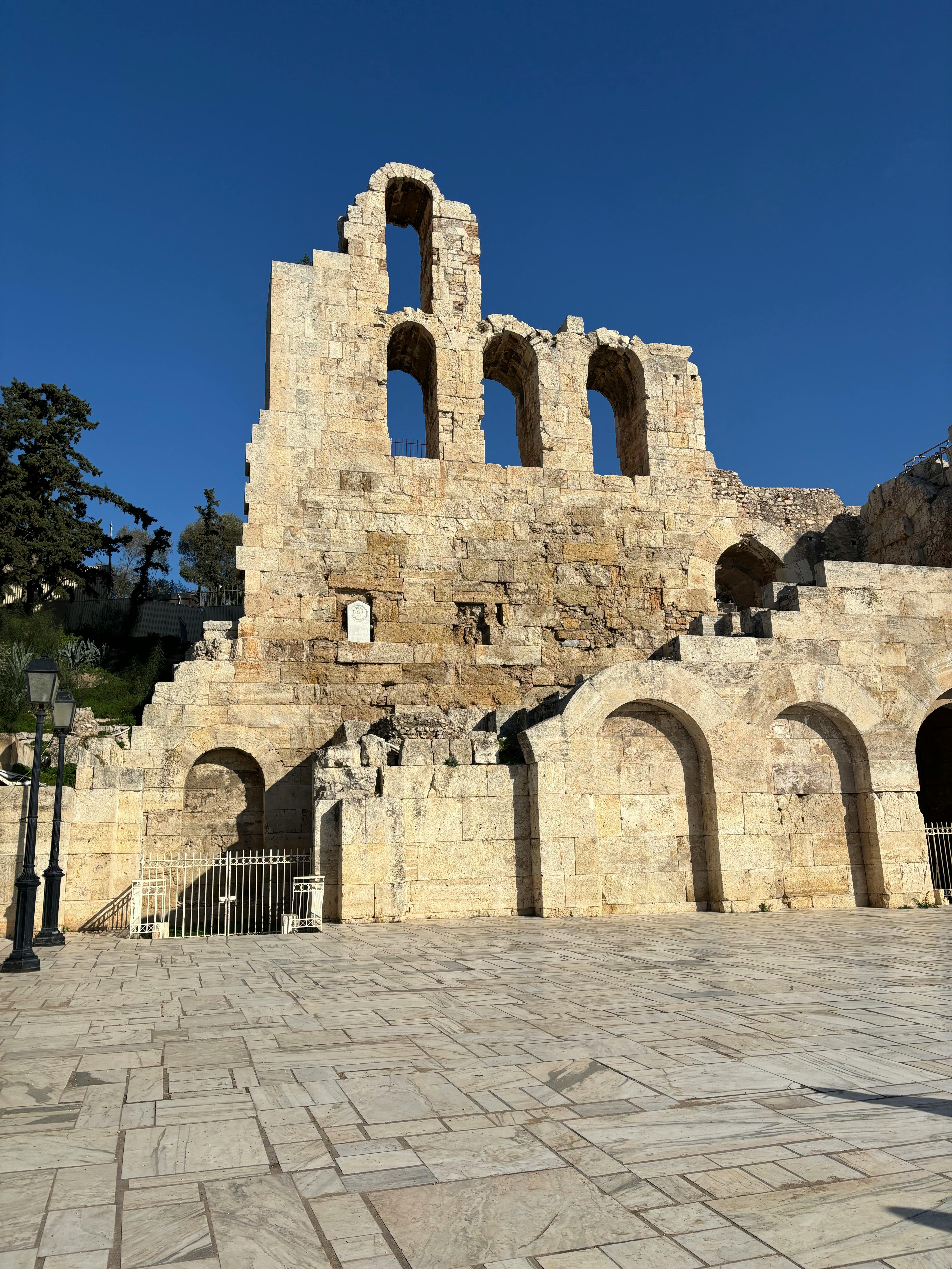 Ücretsiz Yunanistan'ın Atina kentindeki tarihi Herodes Atticus Odeonu'nun berrak mavi gökyüzünün altında büyüleyici manzarası. Stok Fotoğraflar