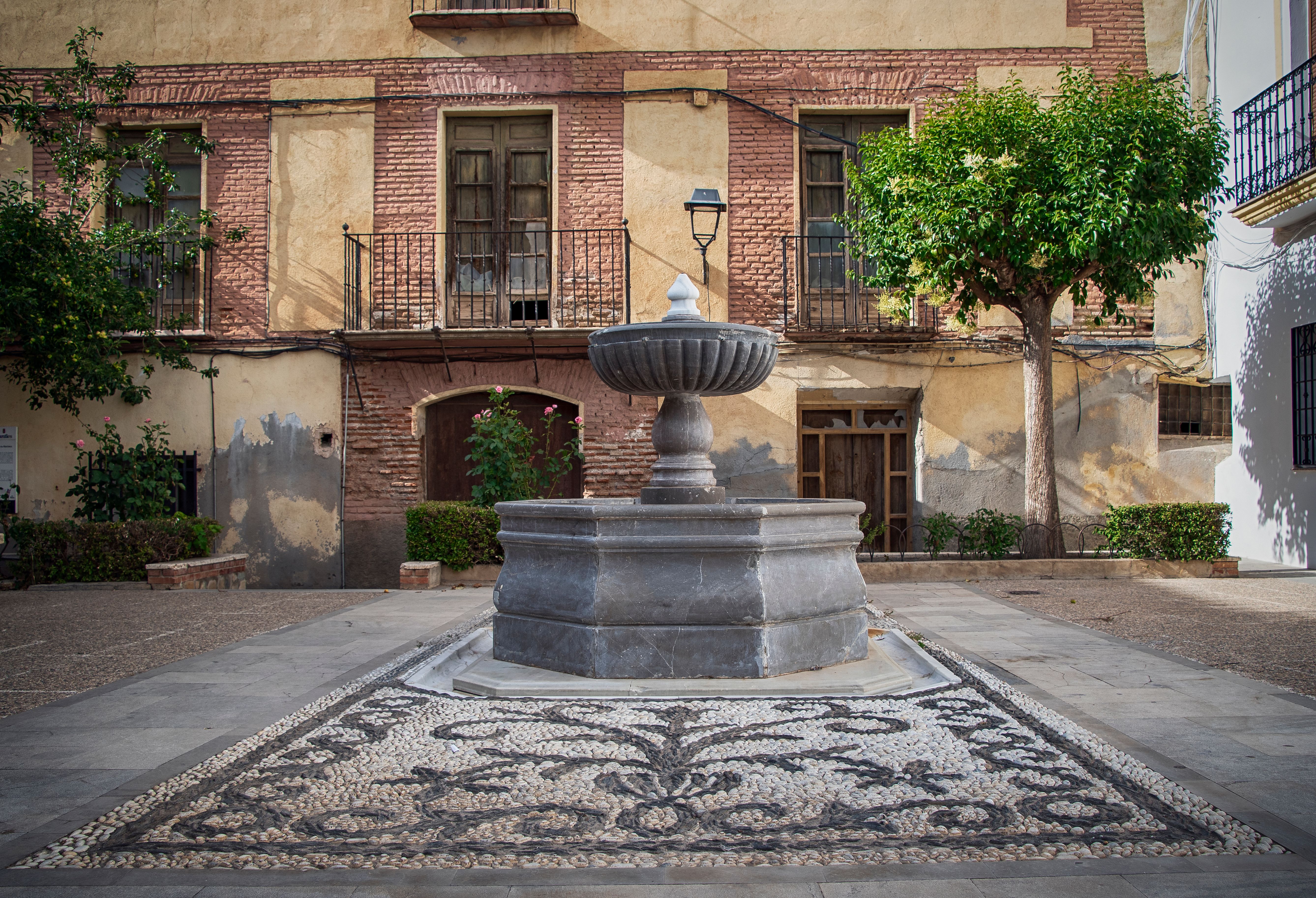 Charming Mediterranean Courtyard with Fountain · Free Stock Photo