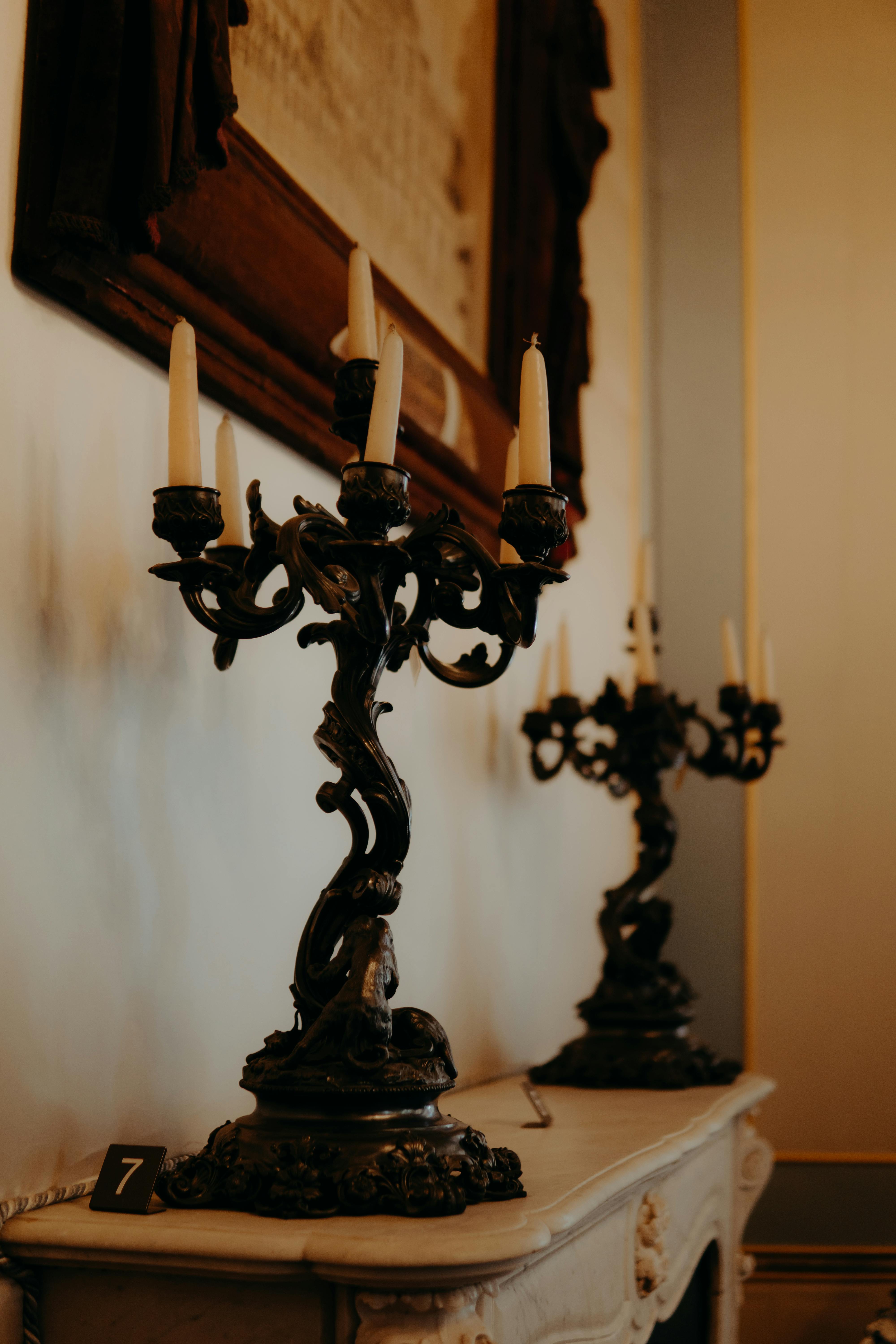 Gratuit Candélabre vintage sur une cheminée dans un intérieur orné avec un éclairage doux. Photos