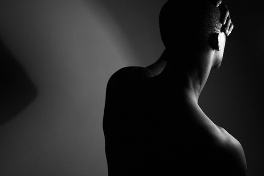 一张醒目的黑白肖像从背后勾勒出男人的轮廓，平添了几分神秘感