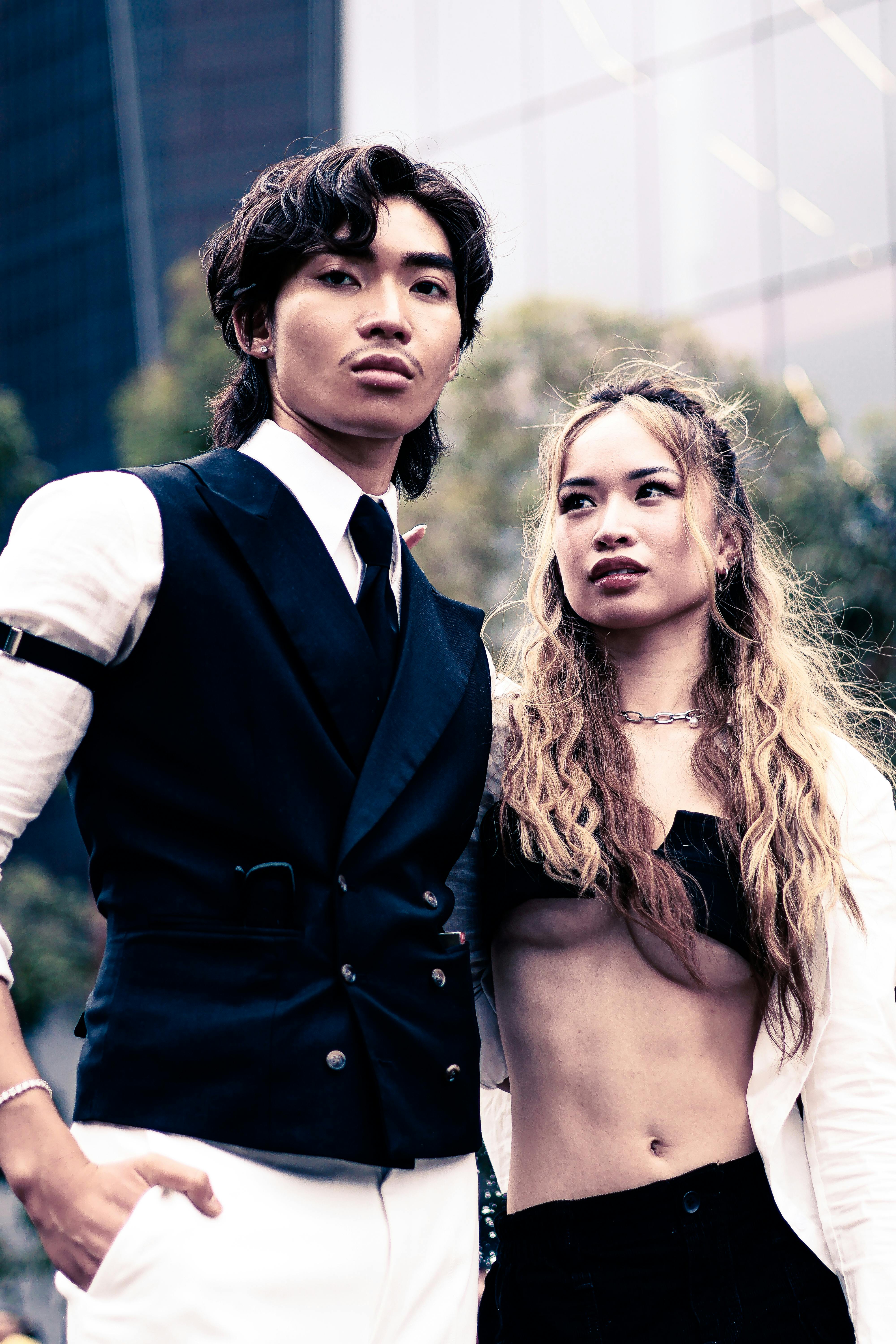 Δωρεάν Κομψό ζευγάρι ποζάρει σε εξωτερικούς χώρους στο Darling Harbour, επιδεικνύοντας μια μοντέρνα εμφάνιση. Φωτογραφία από στοκ φωτογραφιών