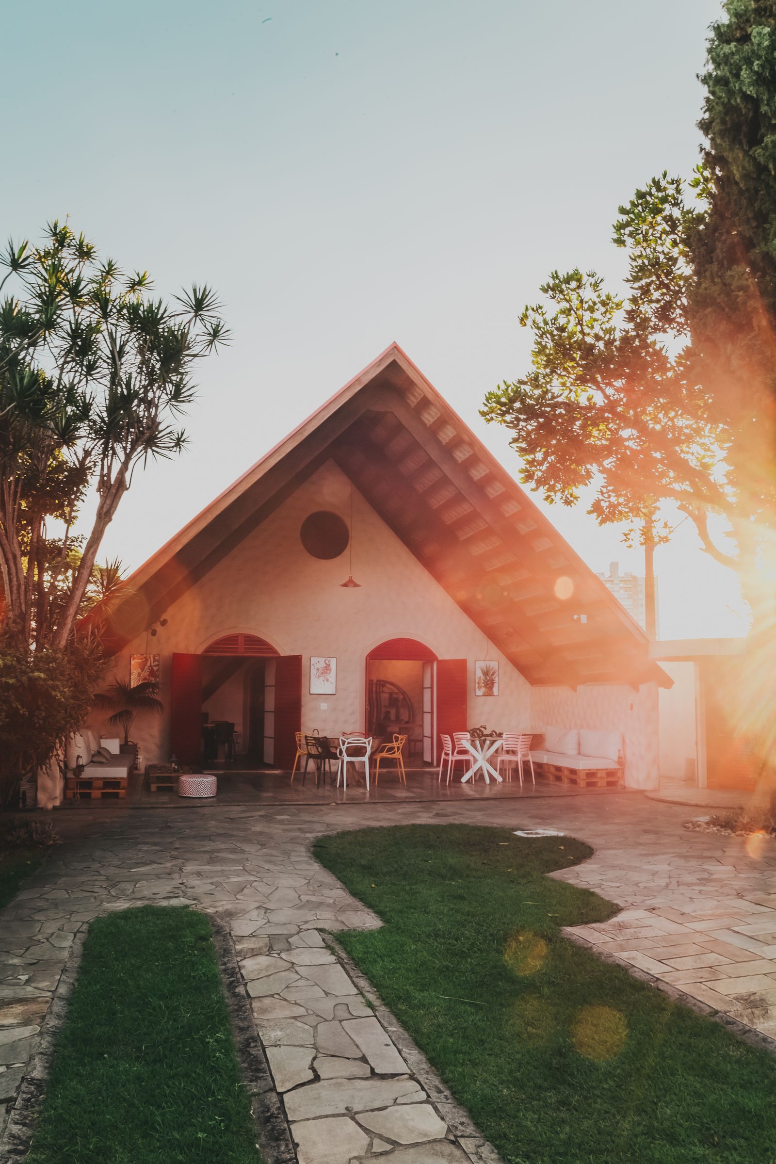 Exterior de una casa en construcción con revestimiento